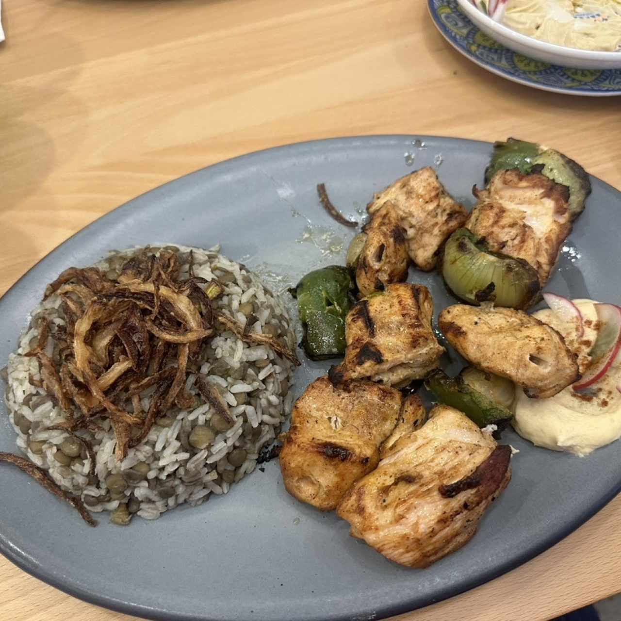 Brocheta de Pollo con Guarnición