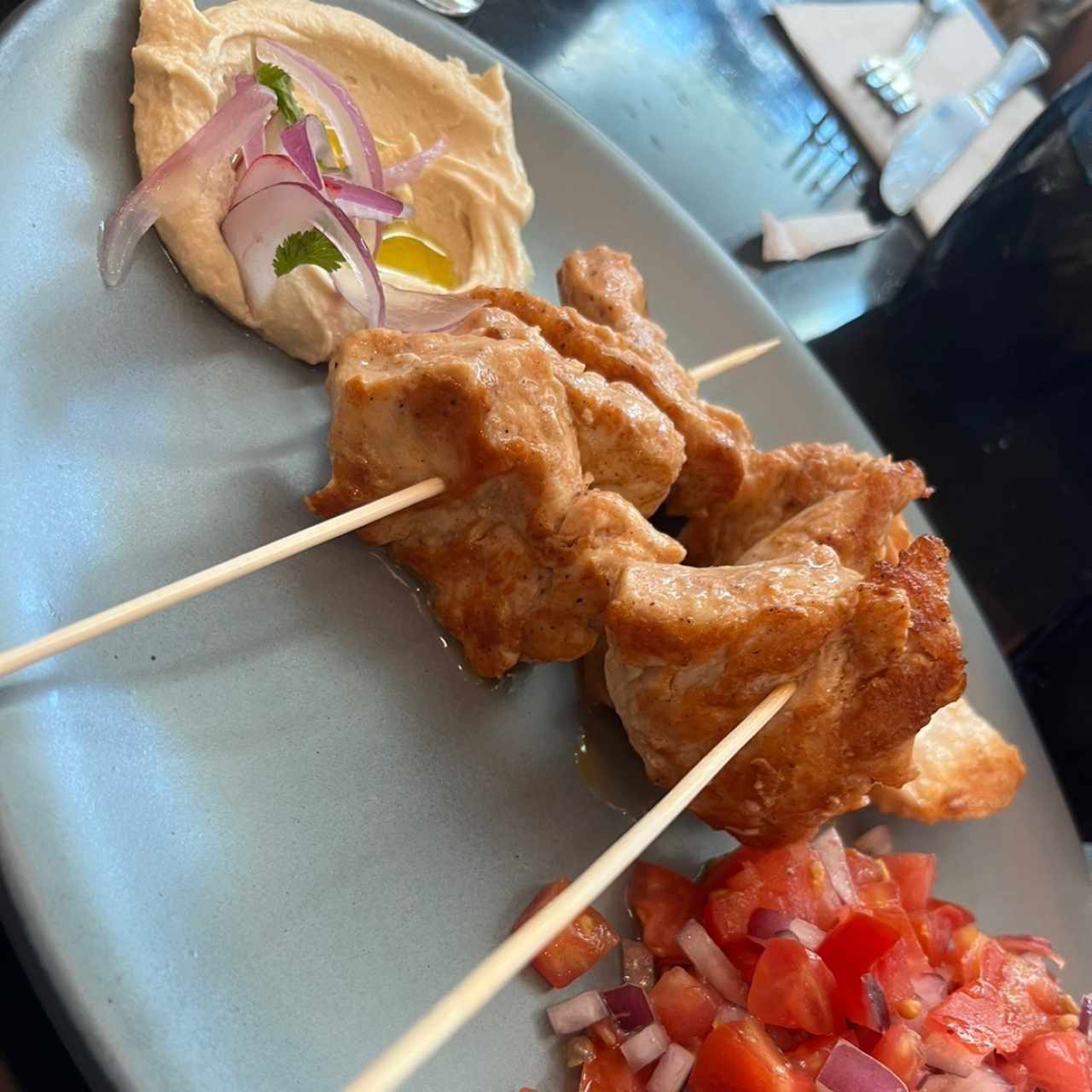 Brochetas de pollo con ensalada de la casa 