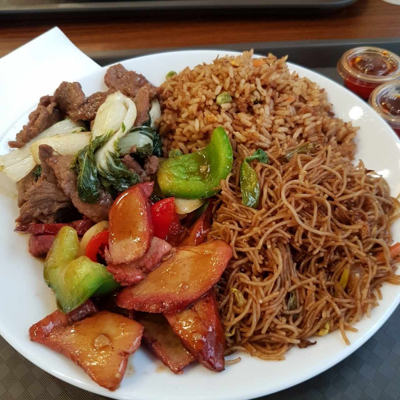 Arroz frito, fideos delgados, carne con hoja de mostaza y puerco asado con vegetales 