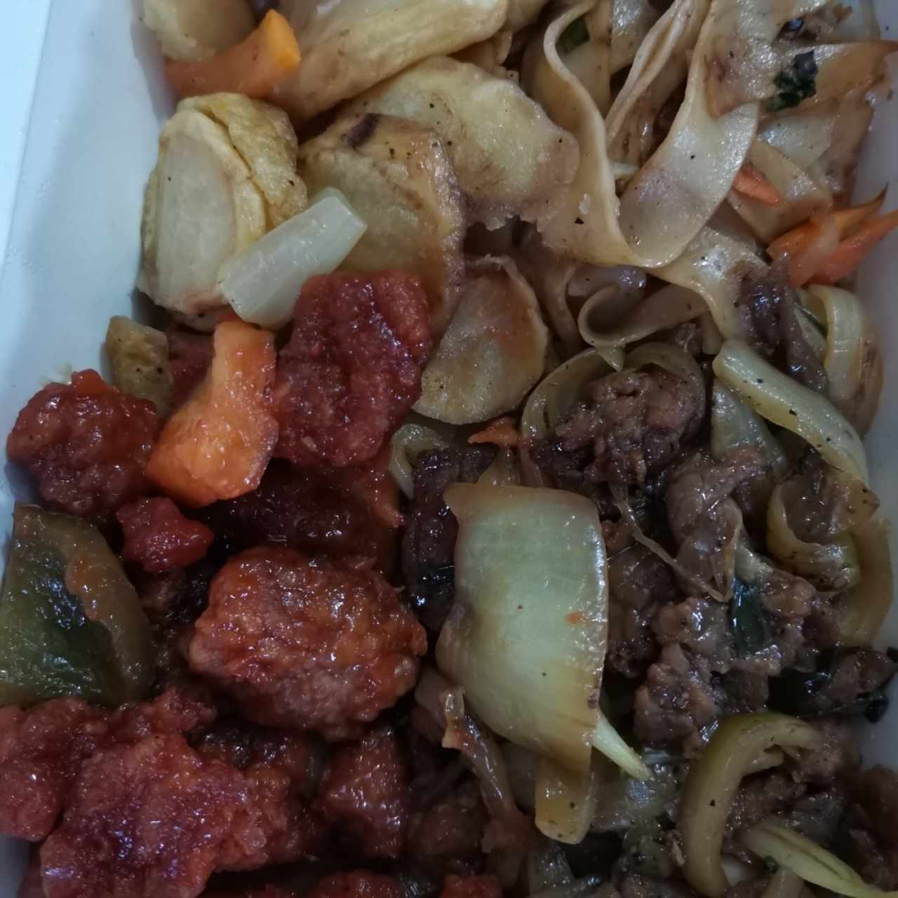 Plato mediano con papas salteadas, pasta, costillas agridulce y carne mongolia