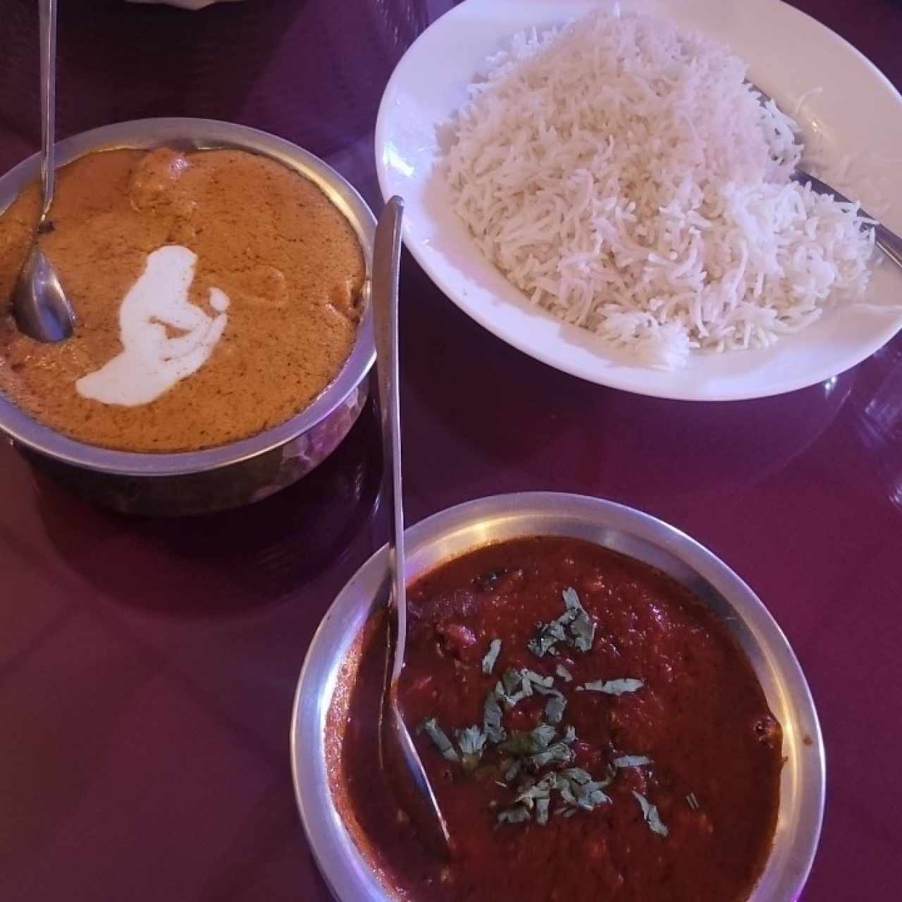 Arroz blanco, butter chicken y mutton vindaloo