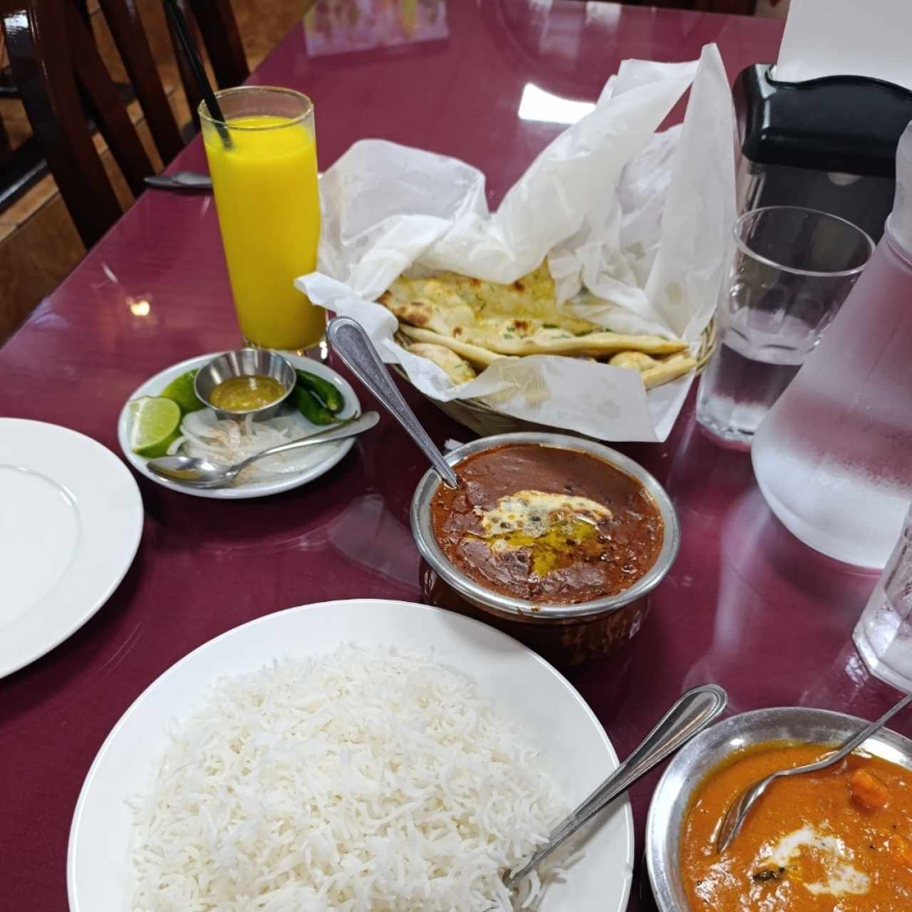 arroz basmati, pan Naan y lentils. mango lassi