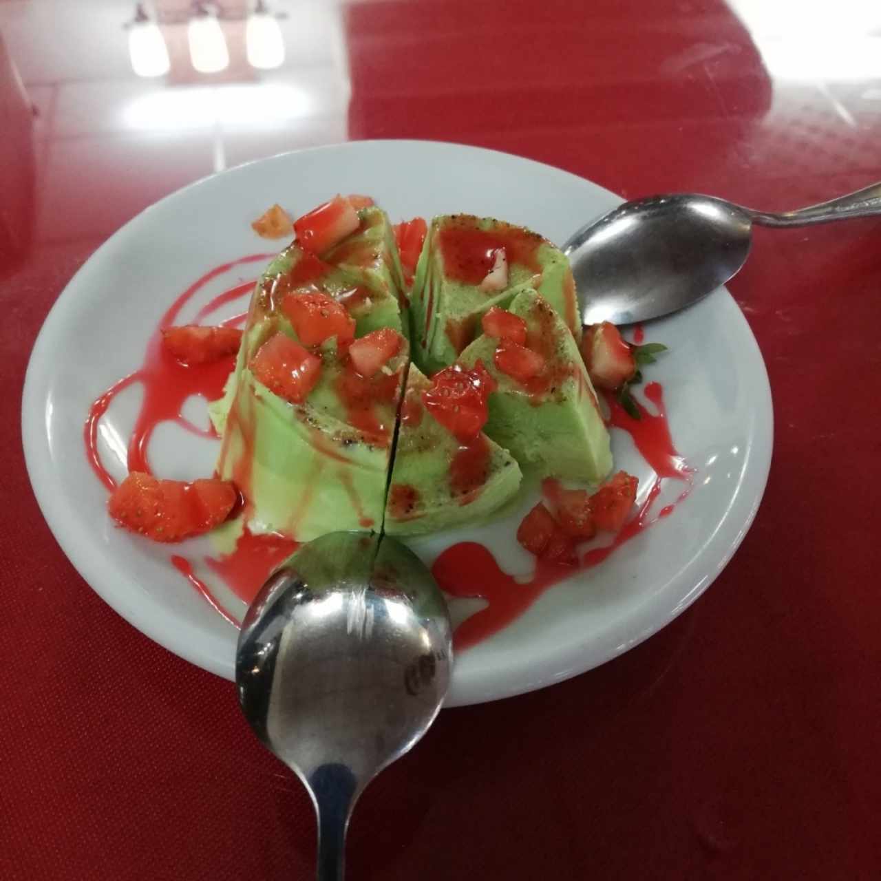 Helado de pistacho con fresa