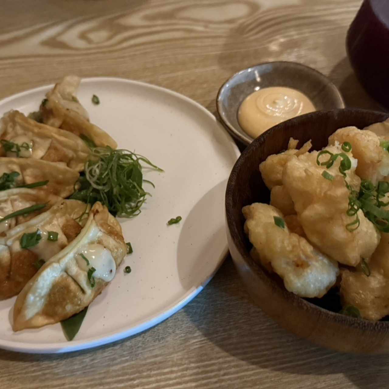 ENTRADAS - Gyosas de Pollo a la izquierda y camarones tempura a la derecha 