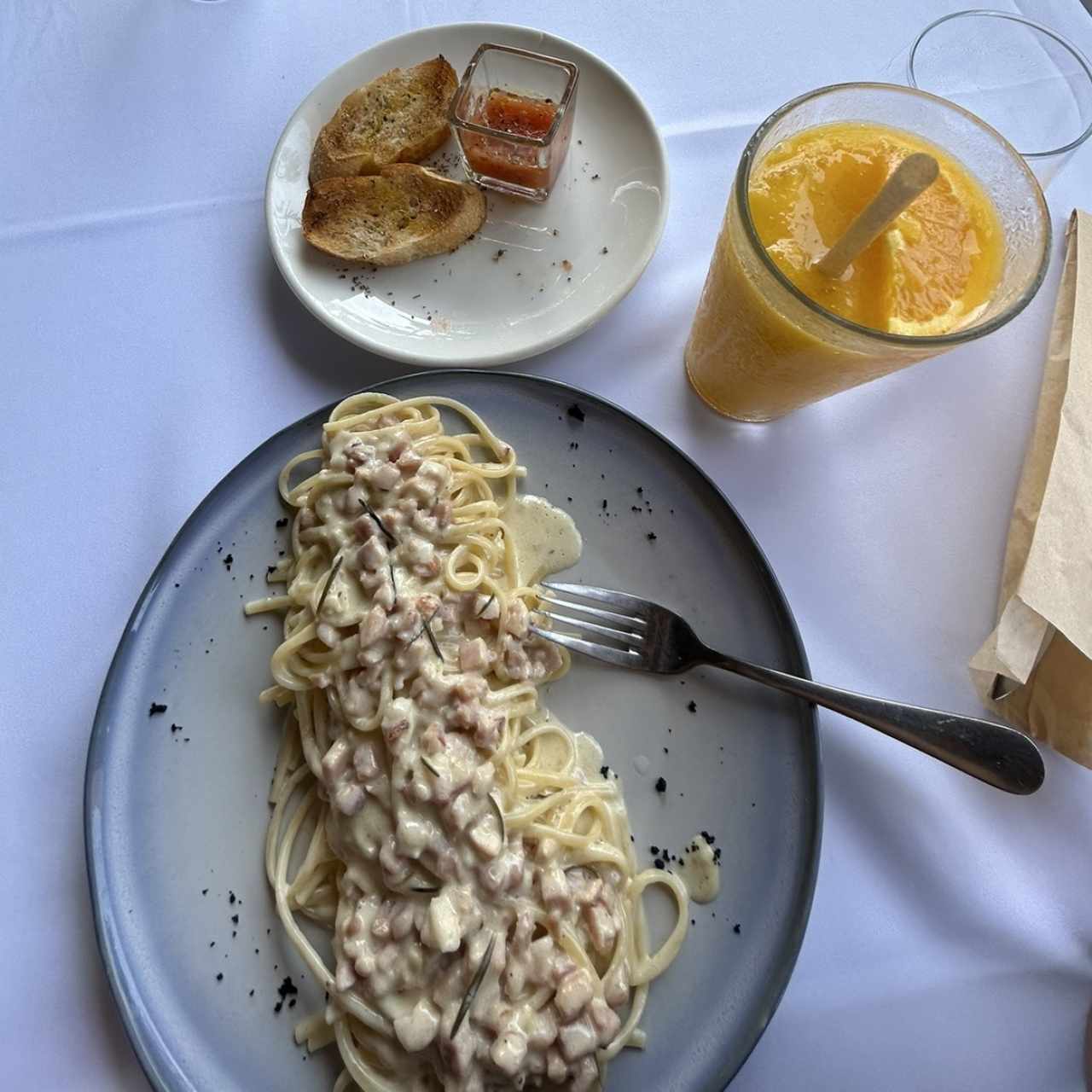 Pasta Alfredo + jugo de Mango 