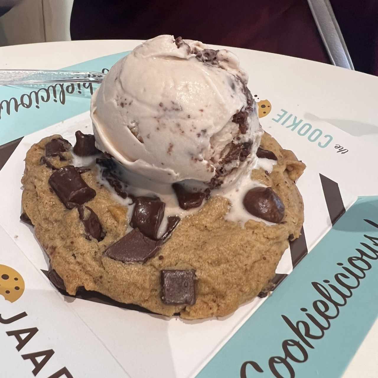 Galleta de chocolate chip con helado de brownie