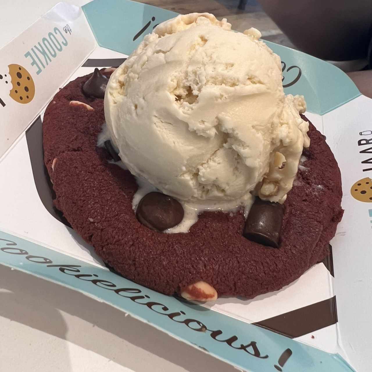 Galleta de Red Velvet con helado de macadamia