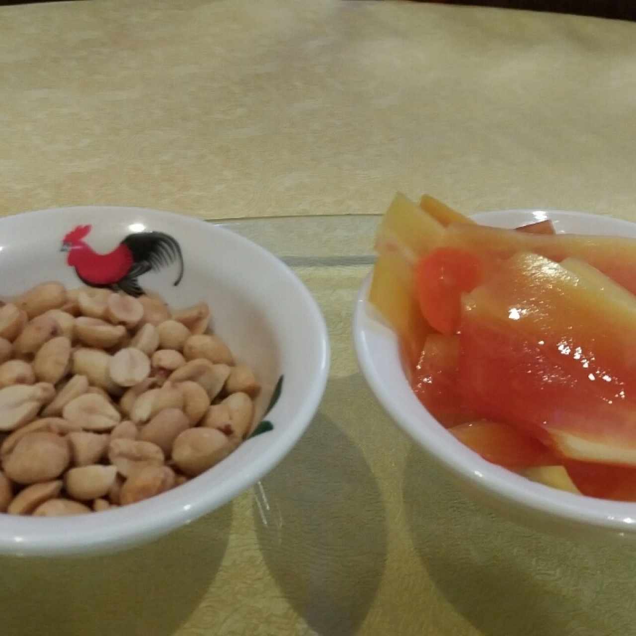 Maní y fruta de cortesía 