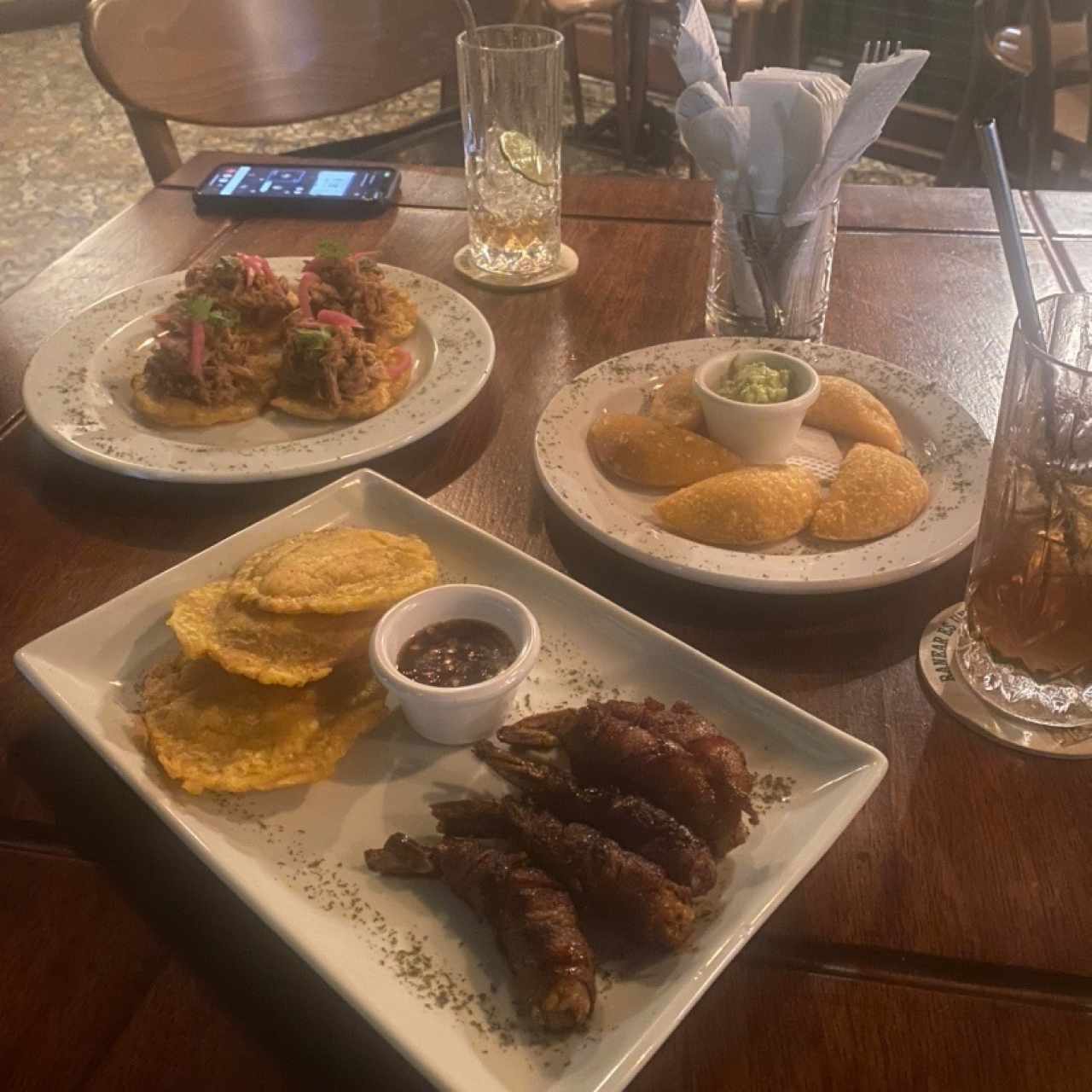 Tostones de Puerco Desmechado, empanadas y patacones 