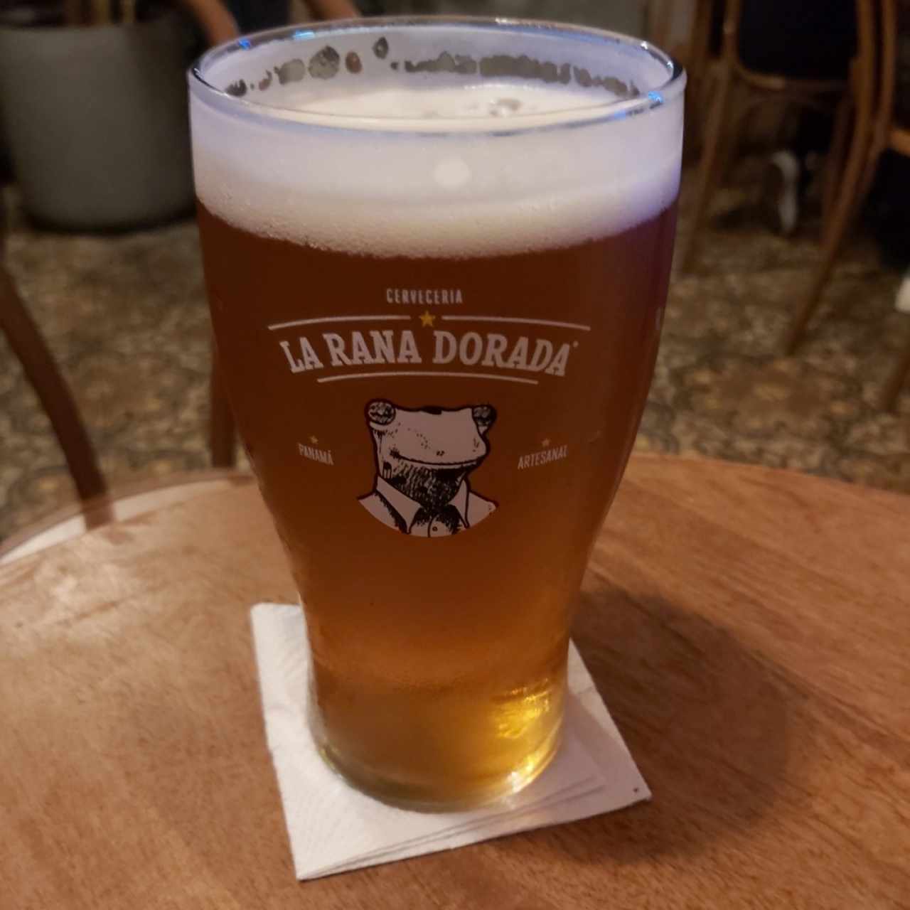 pinta de cerveza Rana Dorada 