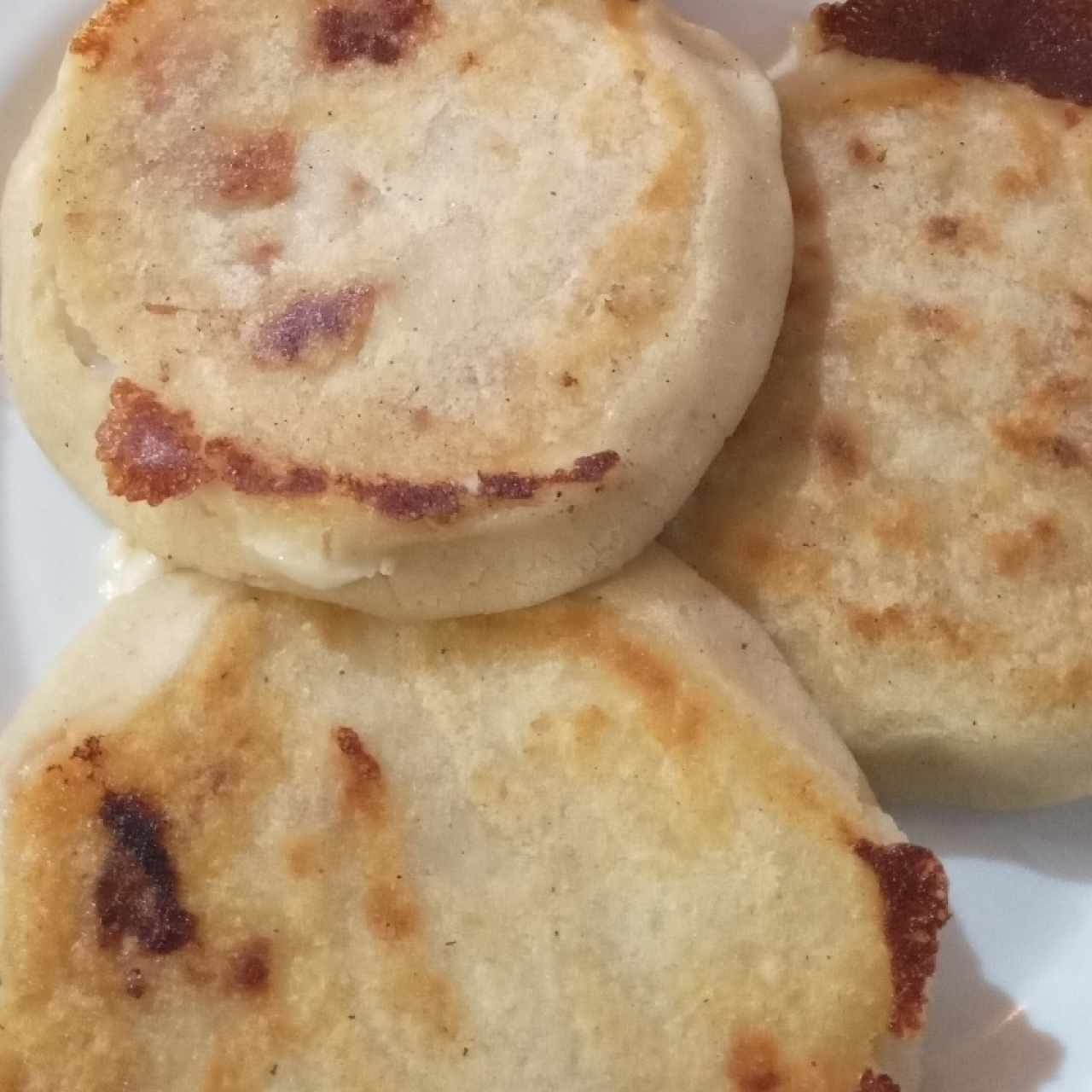 Pupusas de chorizo, camarón y chicharrón