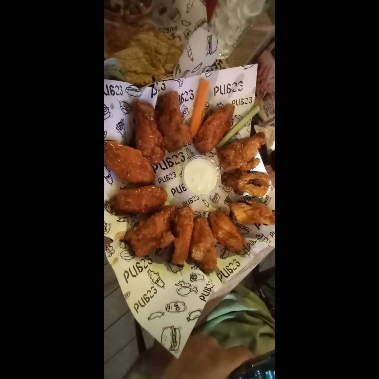 12 alitas bañadas en salsa Buffalo con Blue Cheese