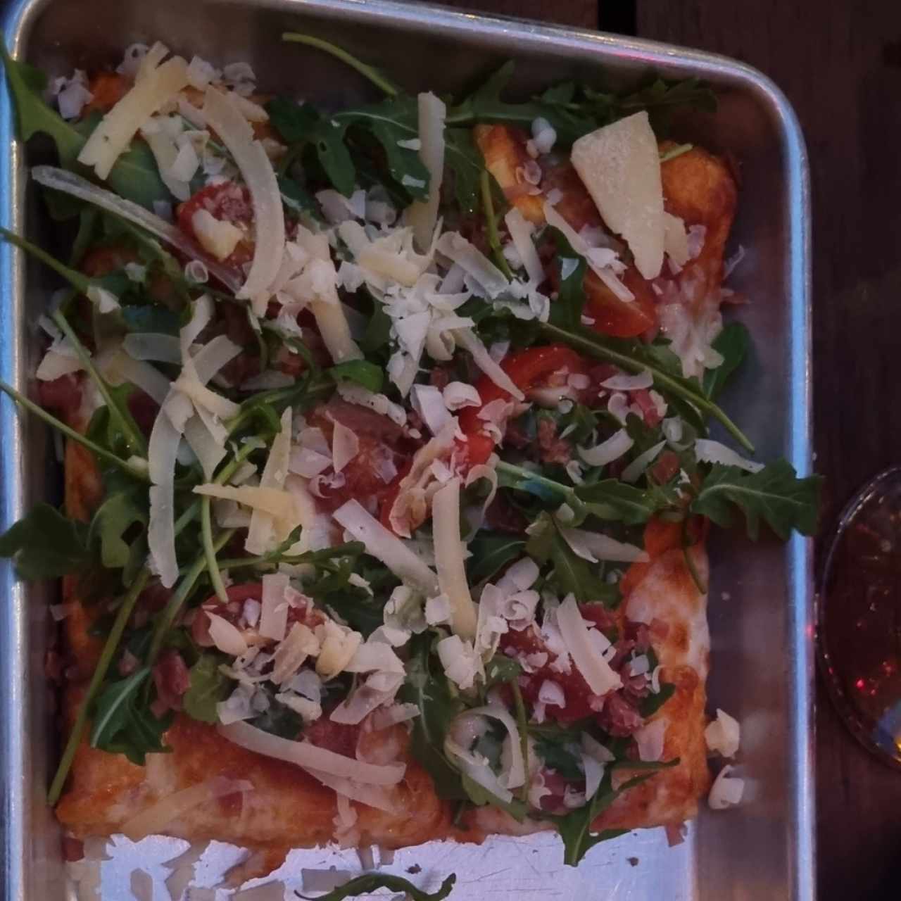 Pizza jamón serrano con arugula