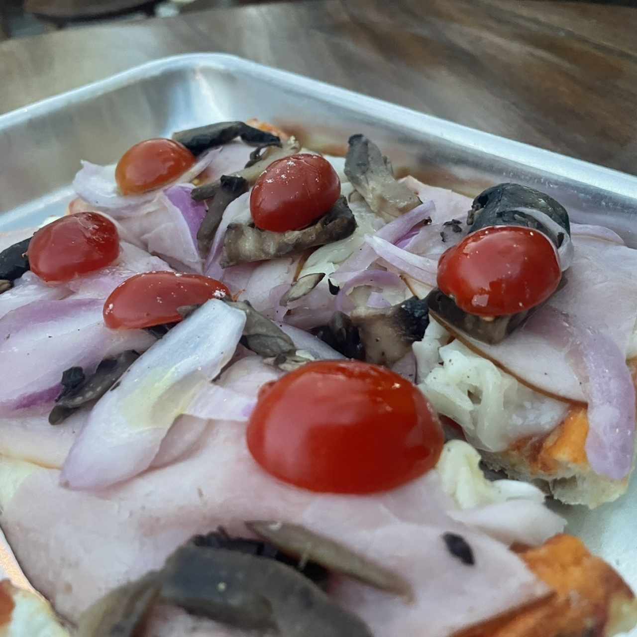 Pizza con jamón y vegetales 