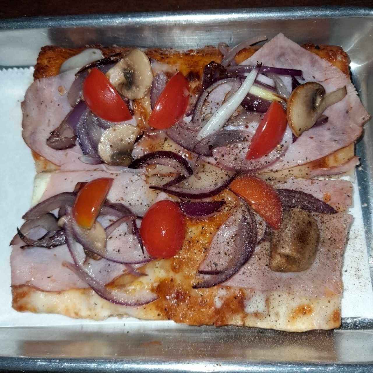 pizza de jamón y vegetales