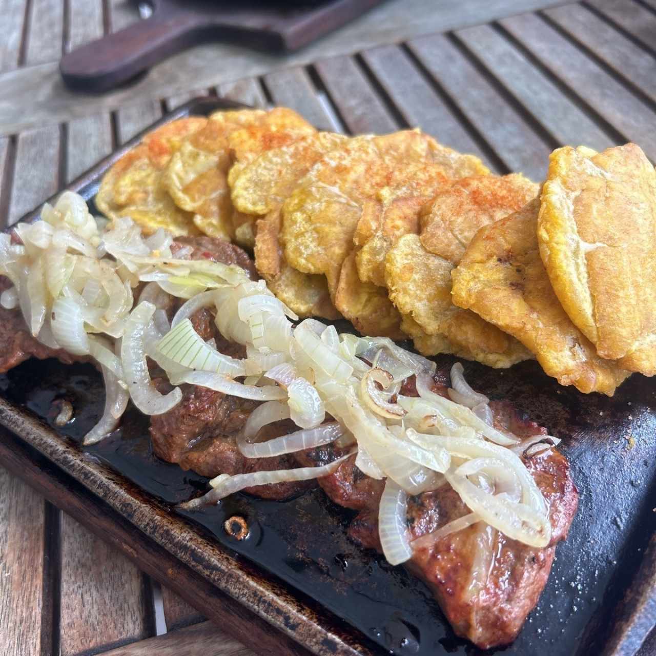 Bistec encebollado 