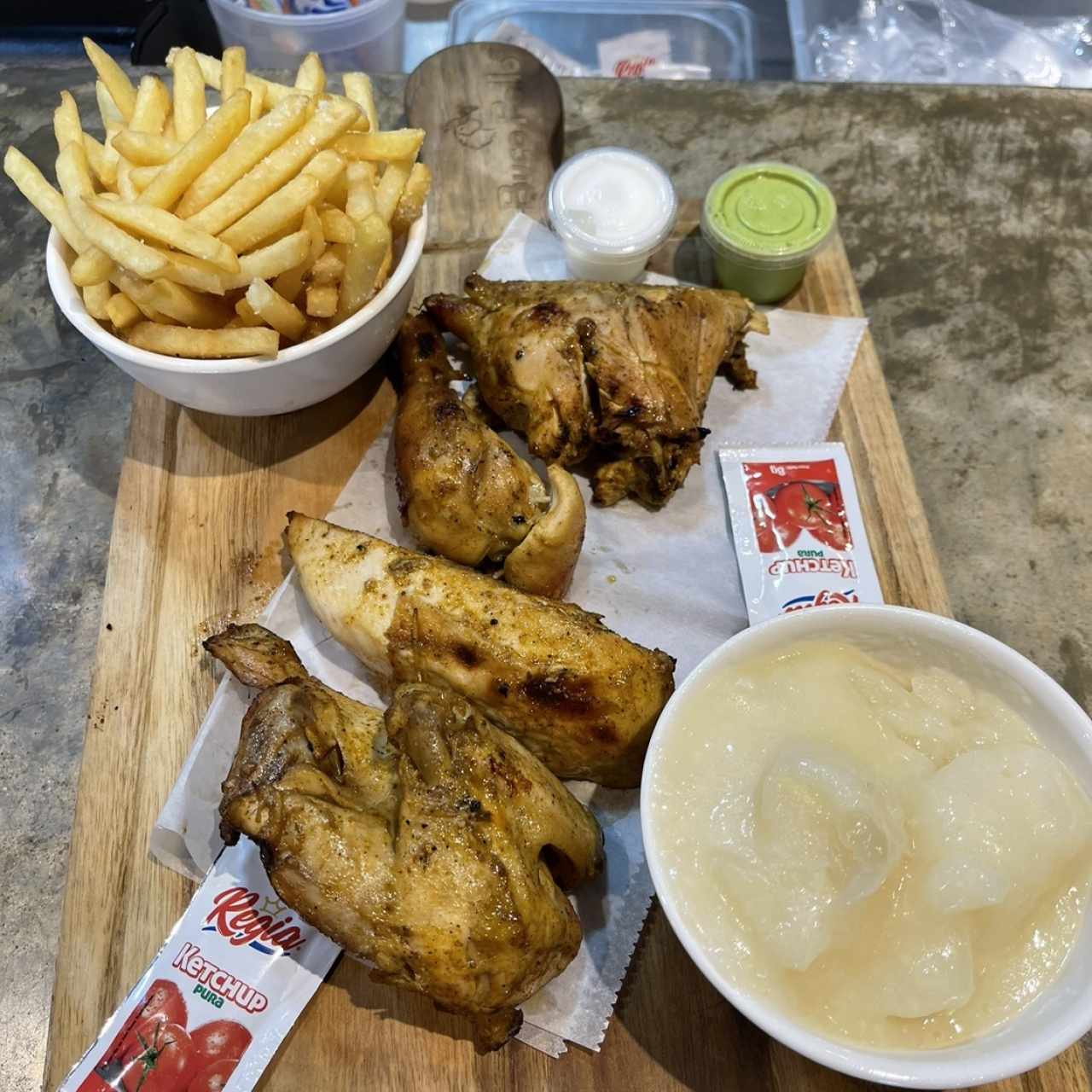 Medio pollo con papitas y yuca