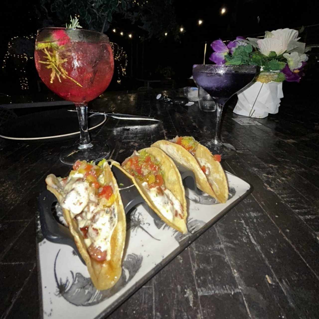 Tacos “el Wey” y tragos “retrato de la haya” y “como tu”