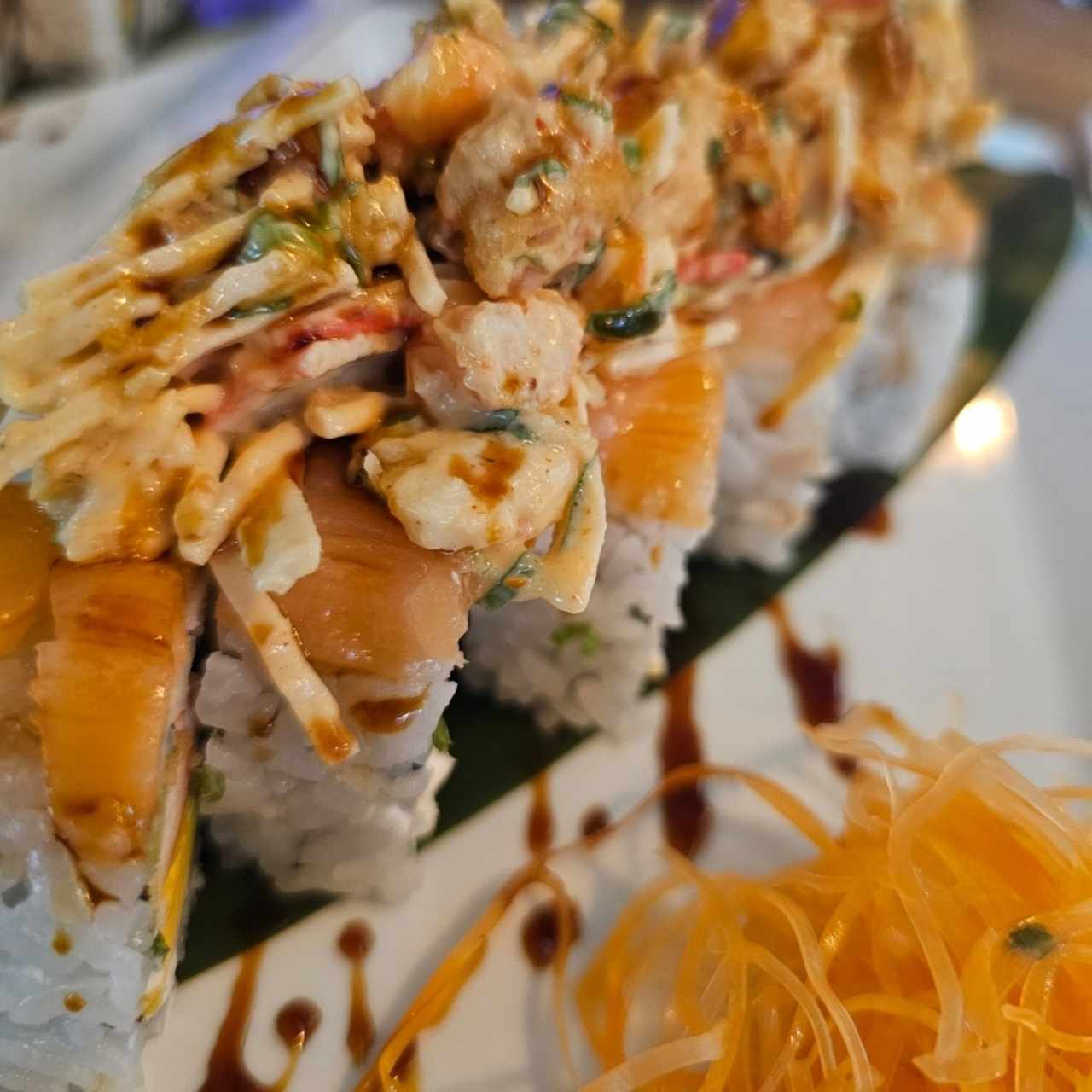 Camila Roll 👌 con topping de langostino tempura y kani, un éxito 