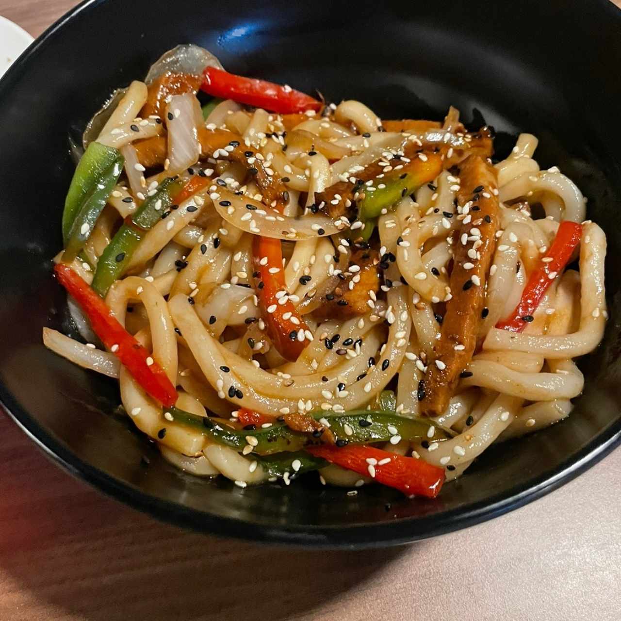 UDON CERDO (Pasta udón a base de arroz, salteada con vegetales y cerdo con una salsa oriental de la casa)