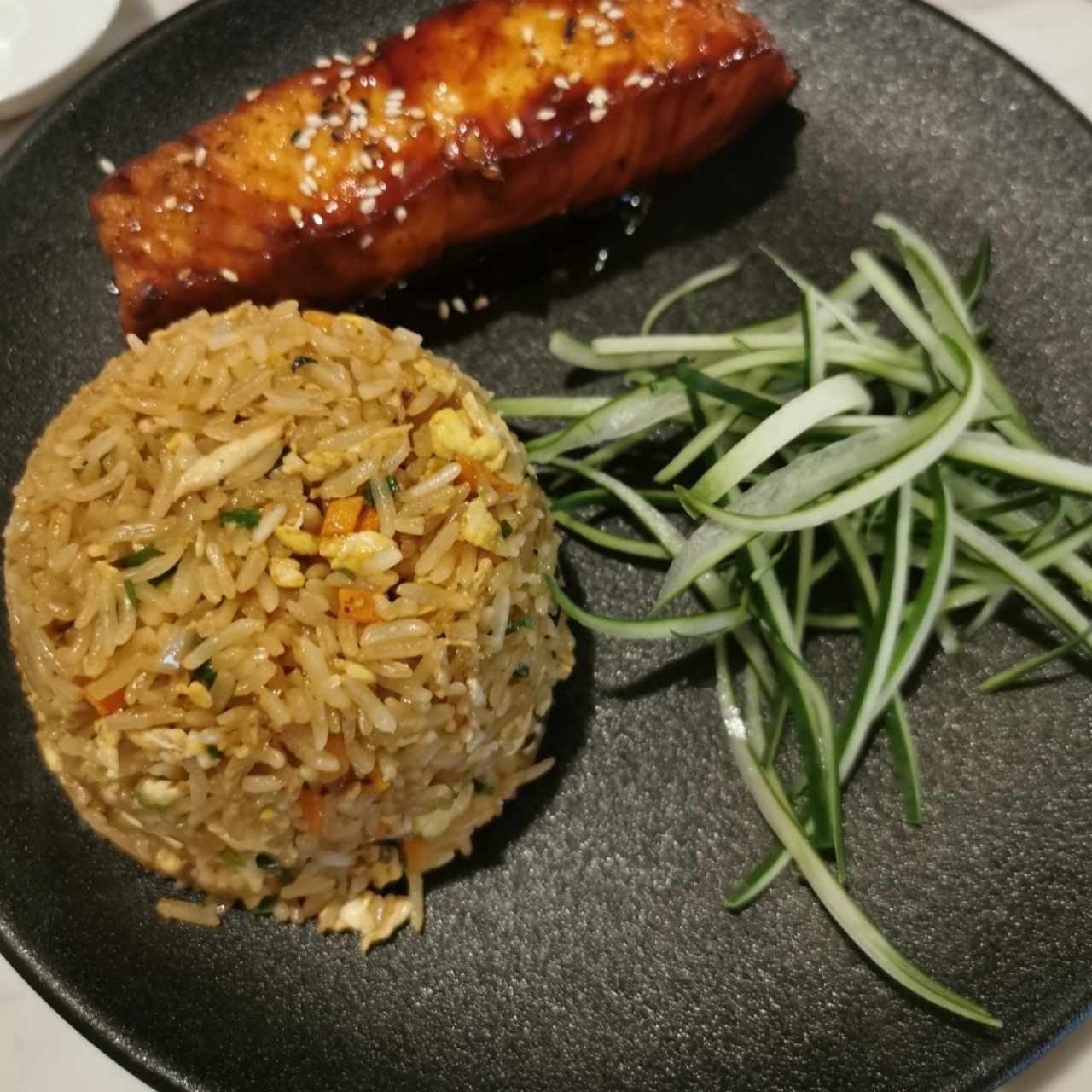 Teppan de salmon con arroz salteado