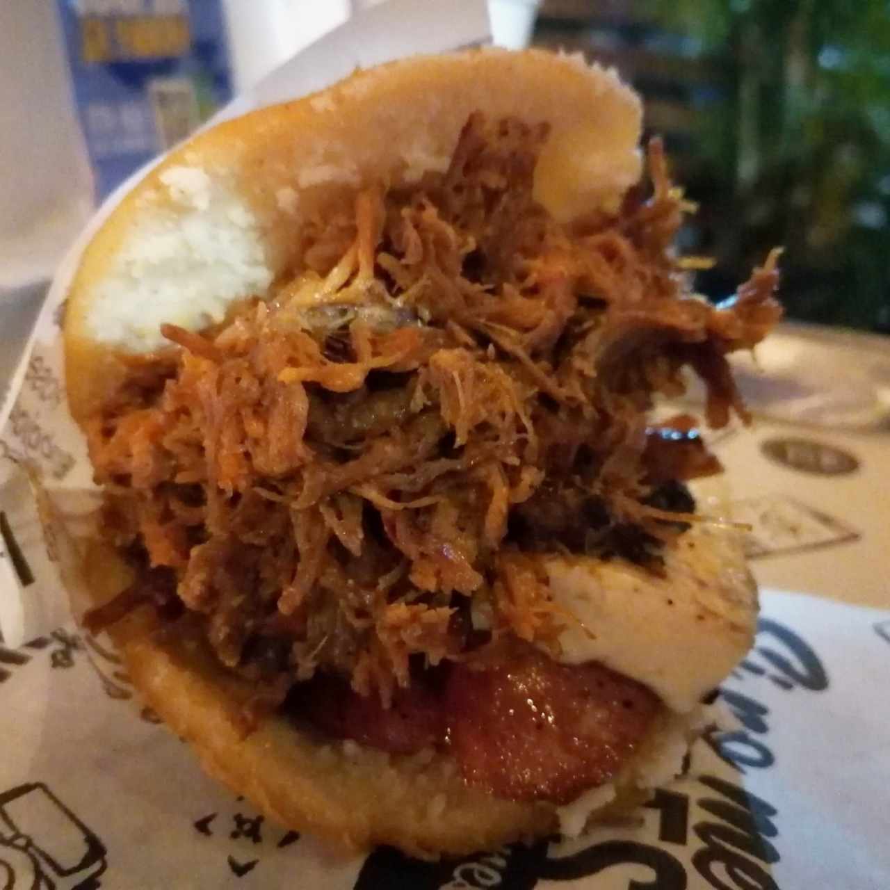 Arepa: Ropa vieja, chorizo y queso a la plancha 