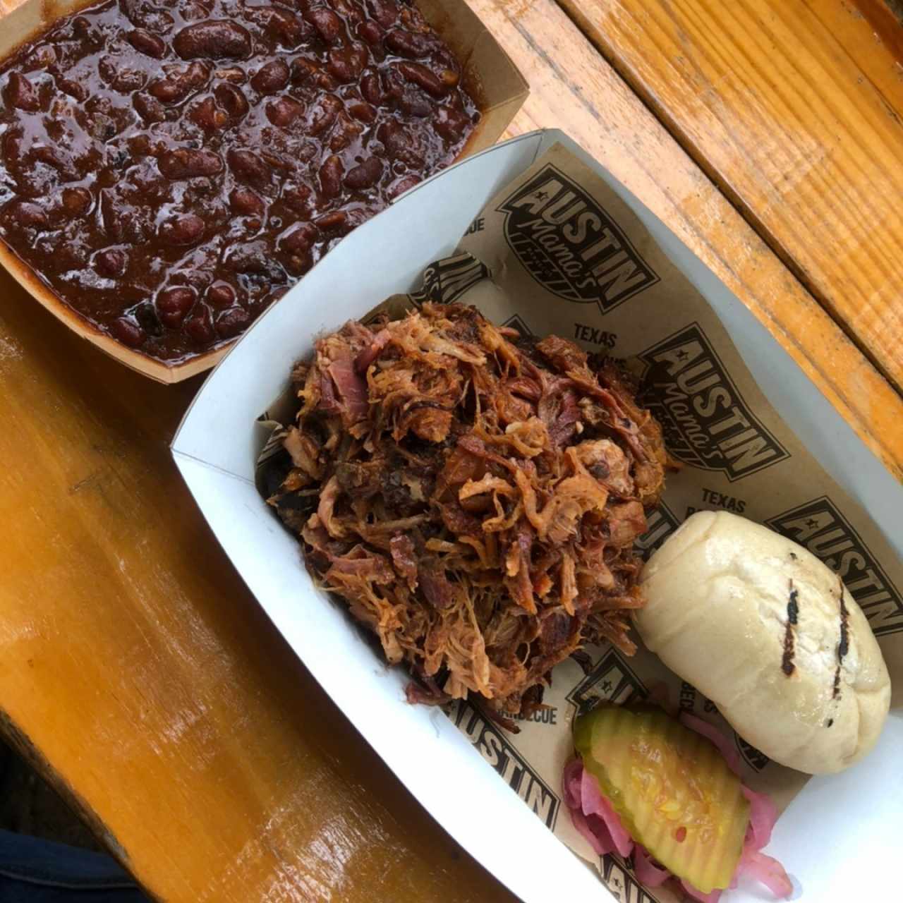 Mamas Platter De Pulled Pork con Brisket & Beans 