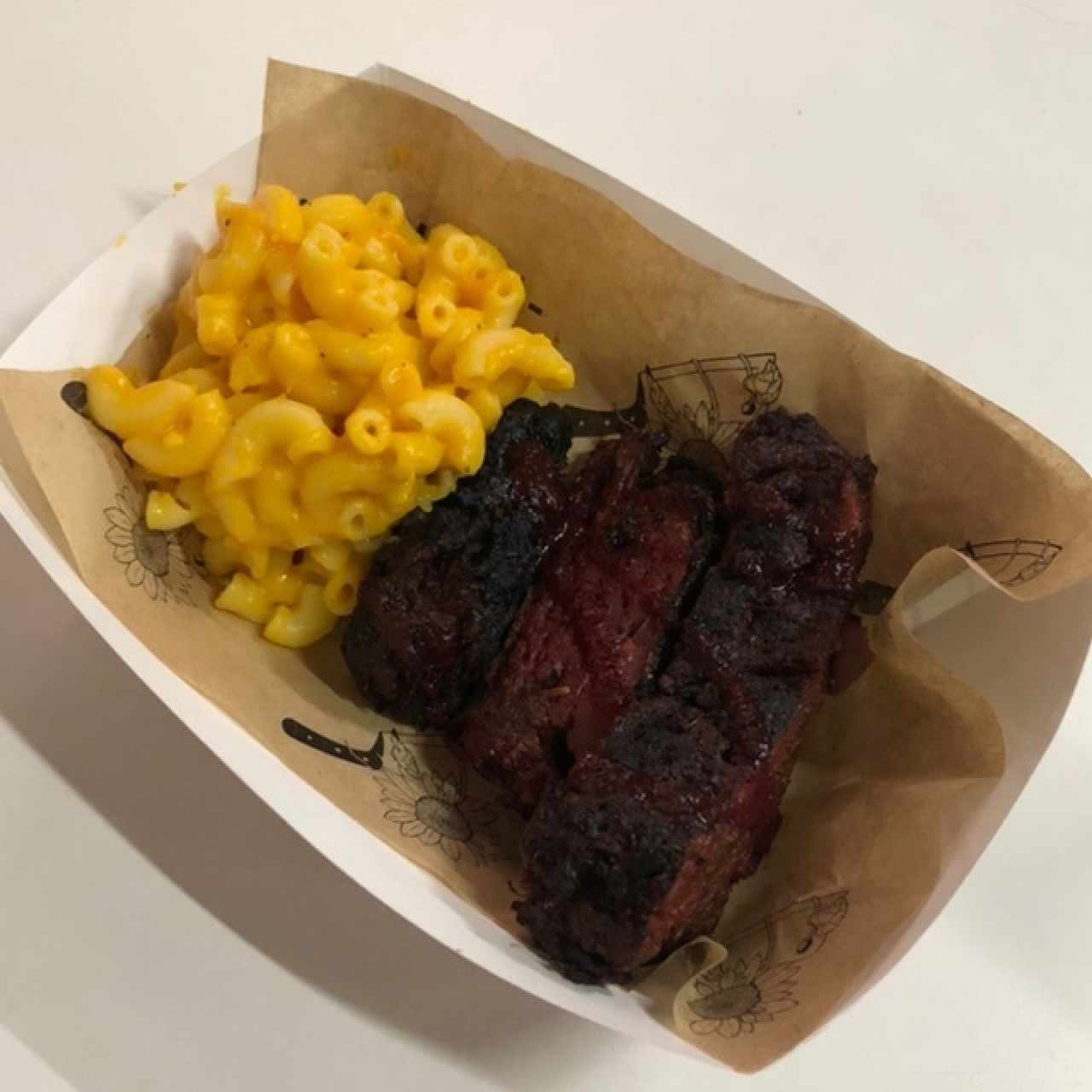 ribs con mac n cheese