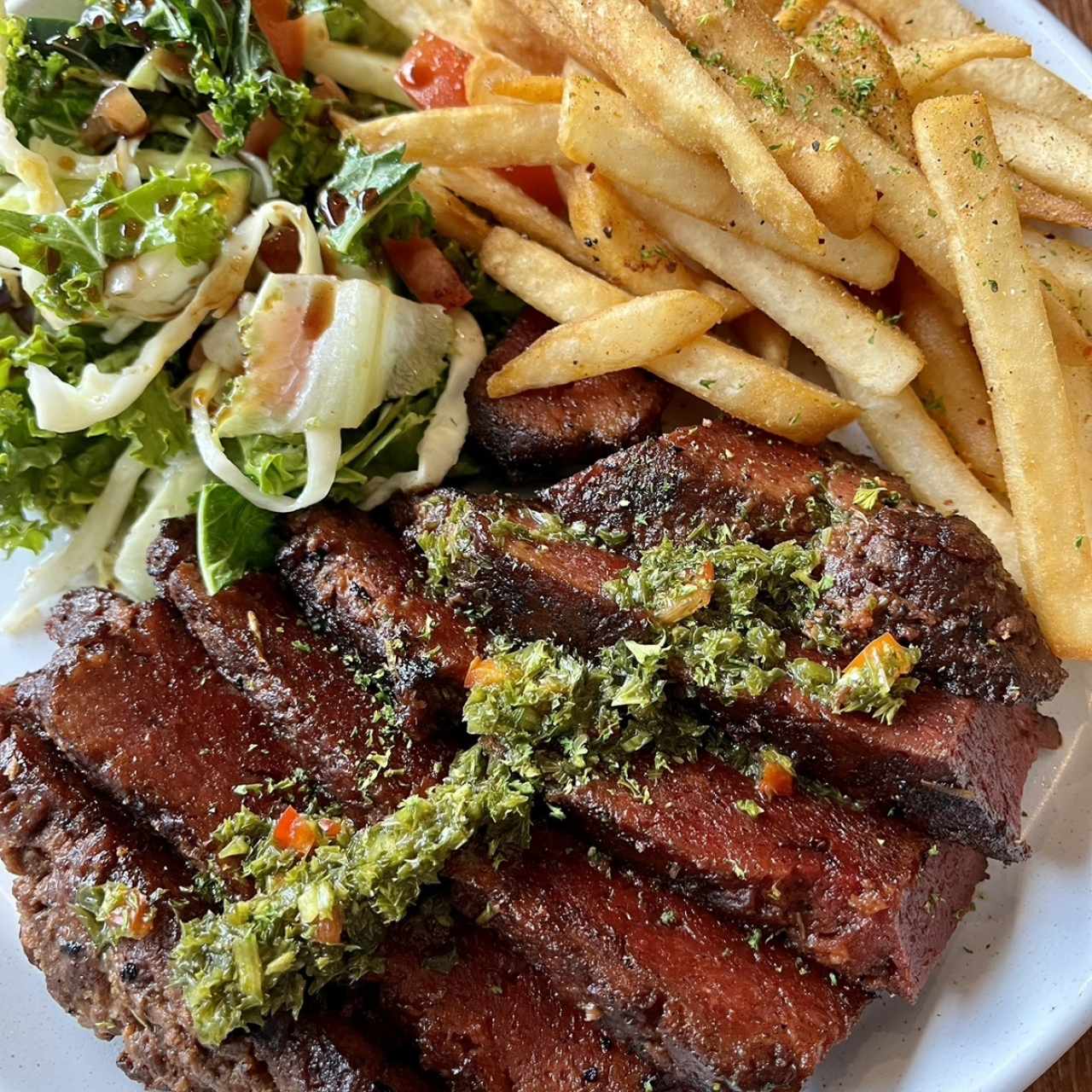 Asado de “Carne de Res” con papas y ensalada