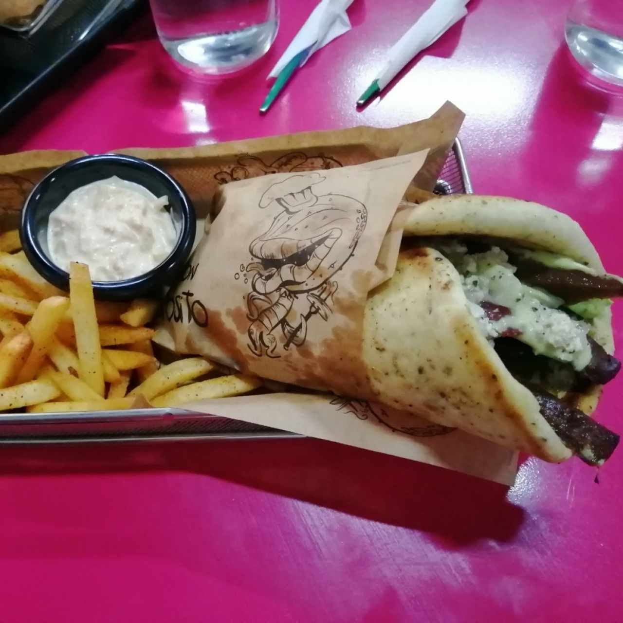 Plantigyro con papa fritas 