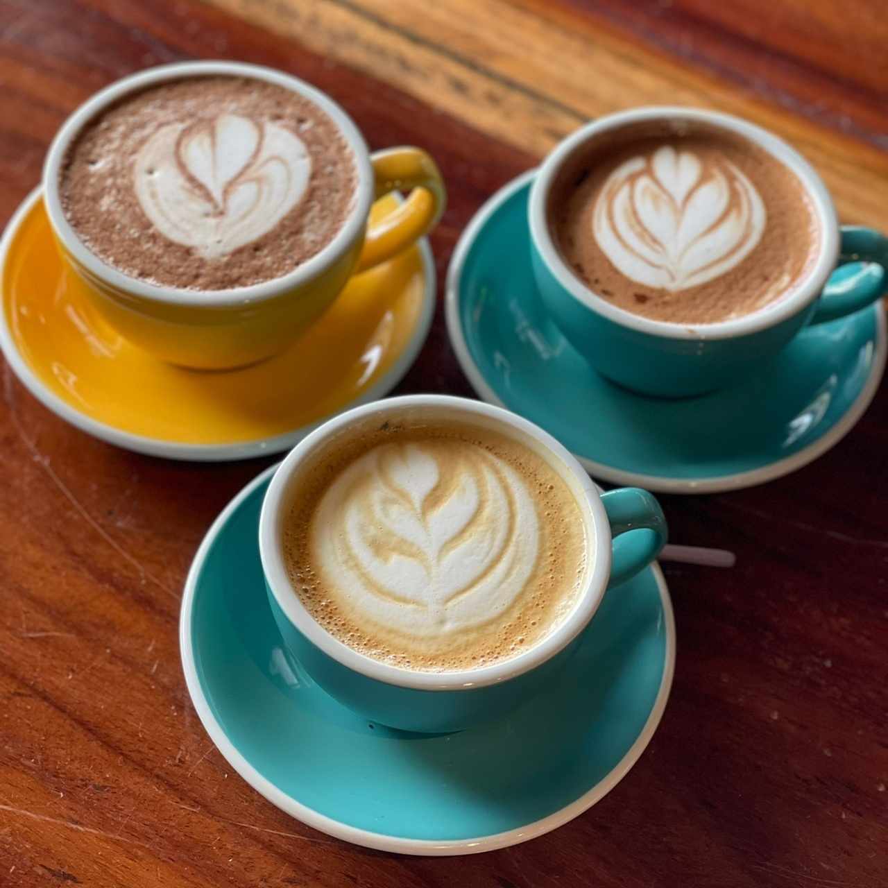 chocolate caliente, capuccino y latte con chocolate blanco