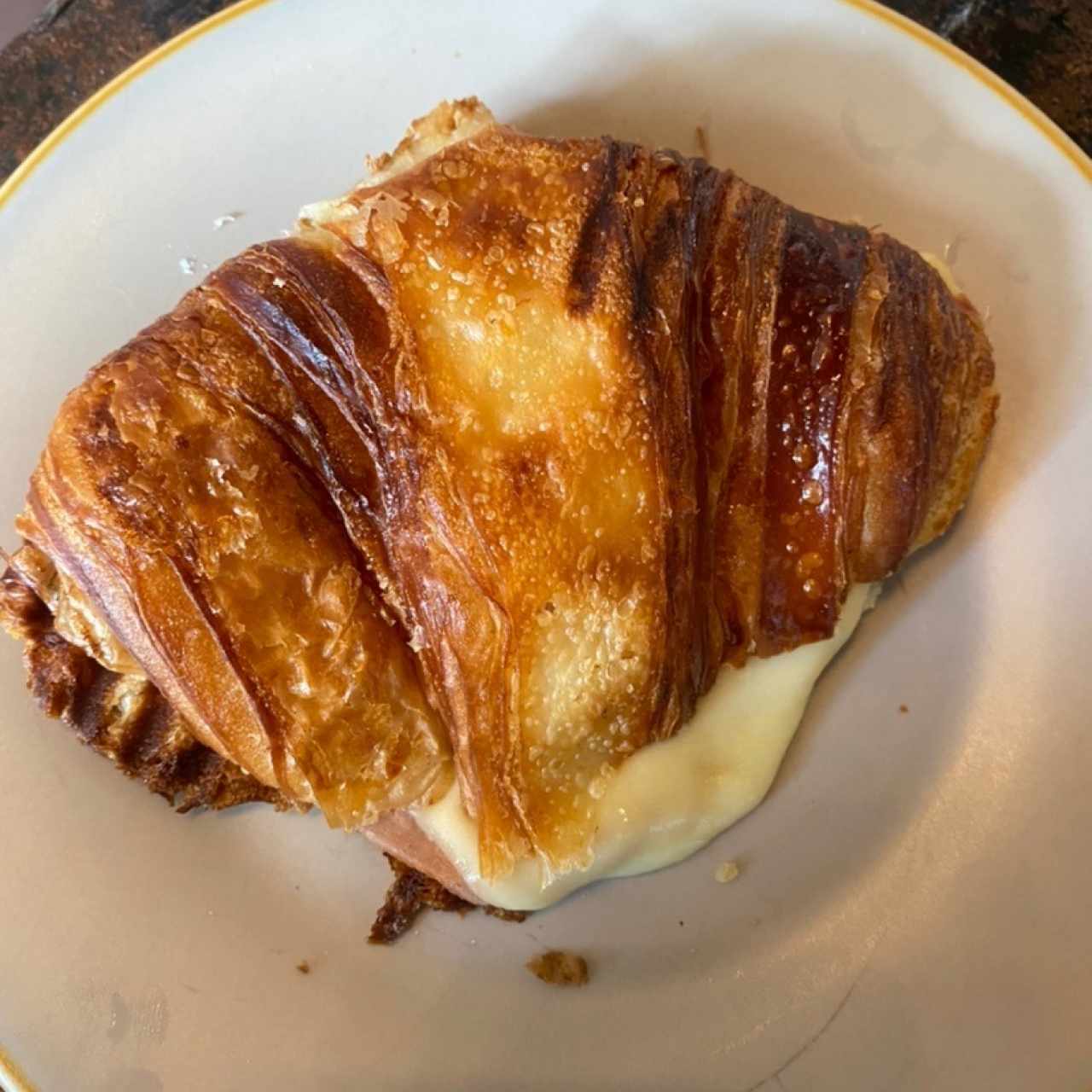 Croissant jamón y queso