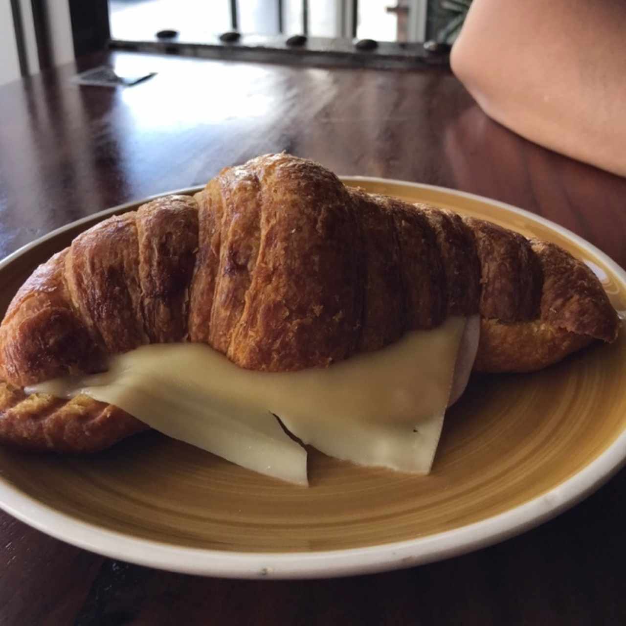 Croissant de jamón y queso 