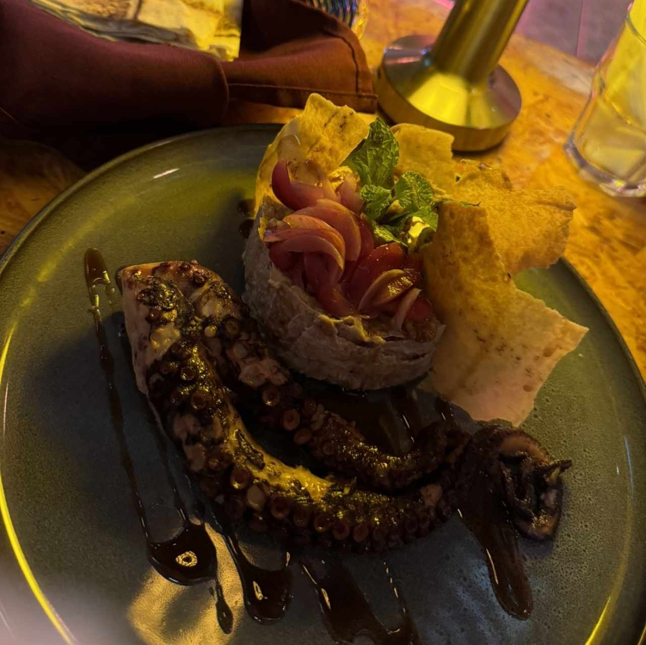 Pulpo con Hummus de Pimentón 