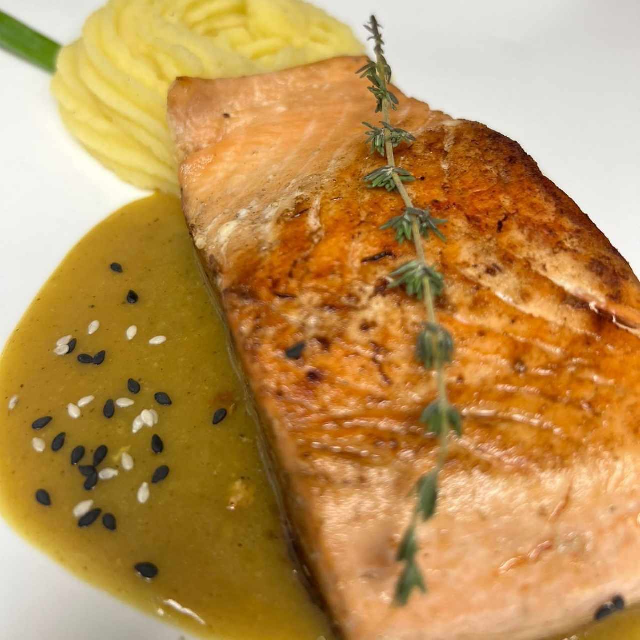 Salmon en salsa de tomillo y limon