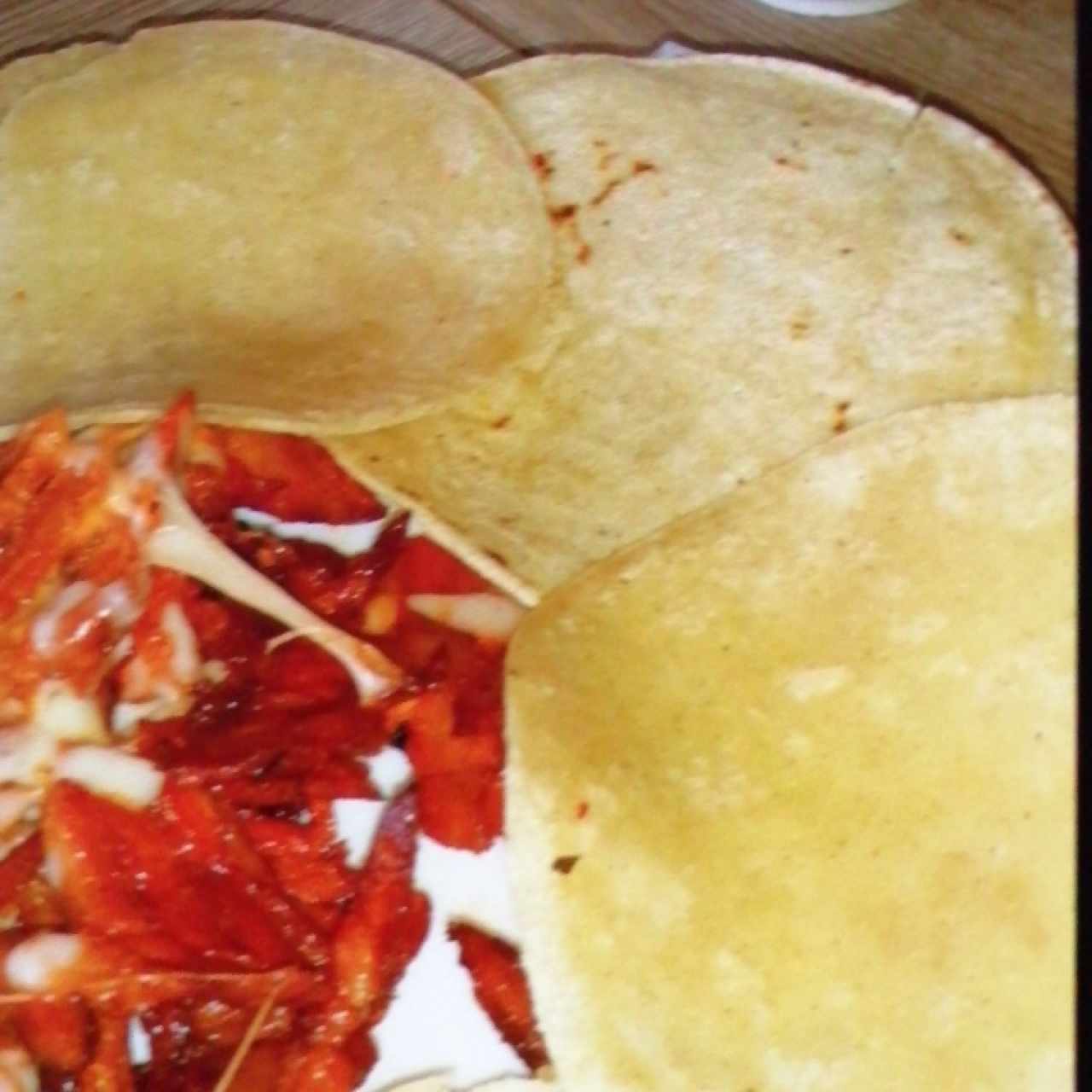 Tortillas de maíz con carne al pastor 