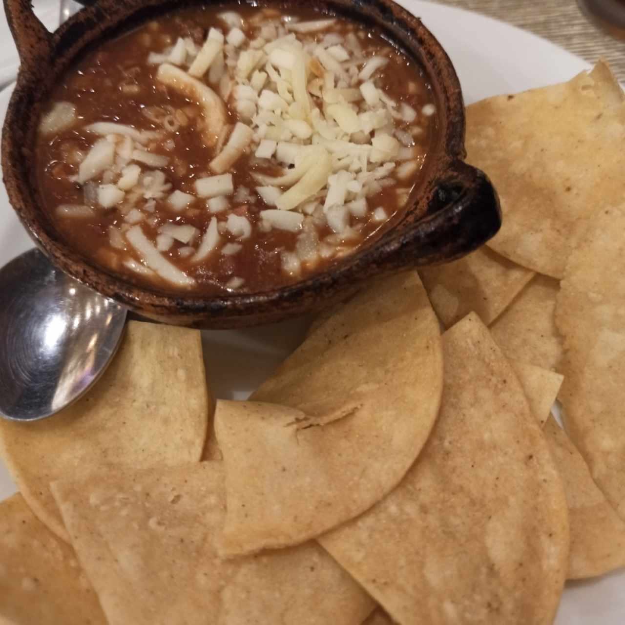 Frijoles con queso y nachos 