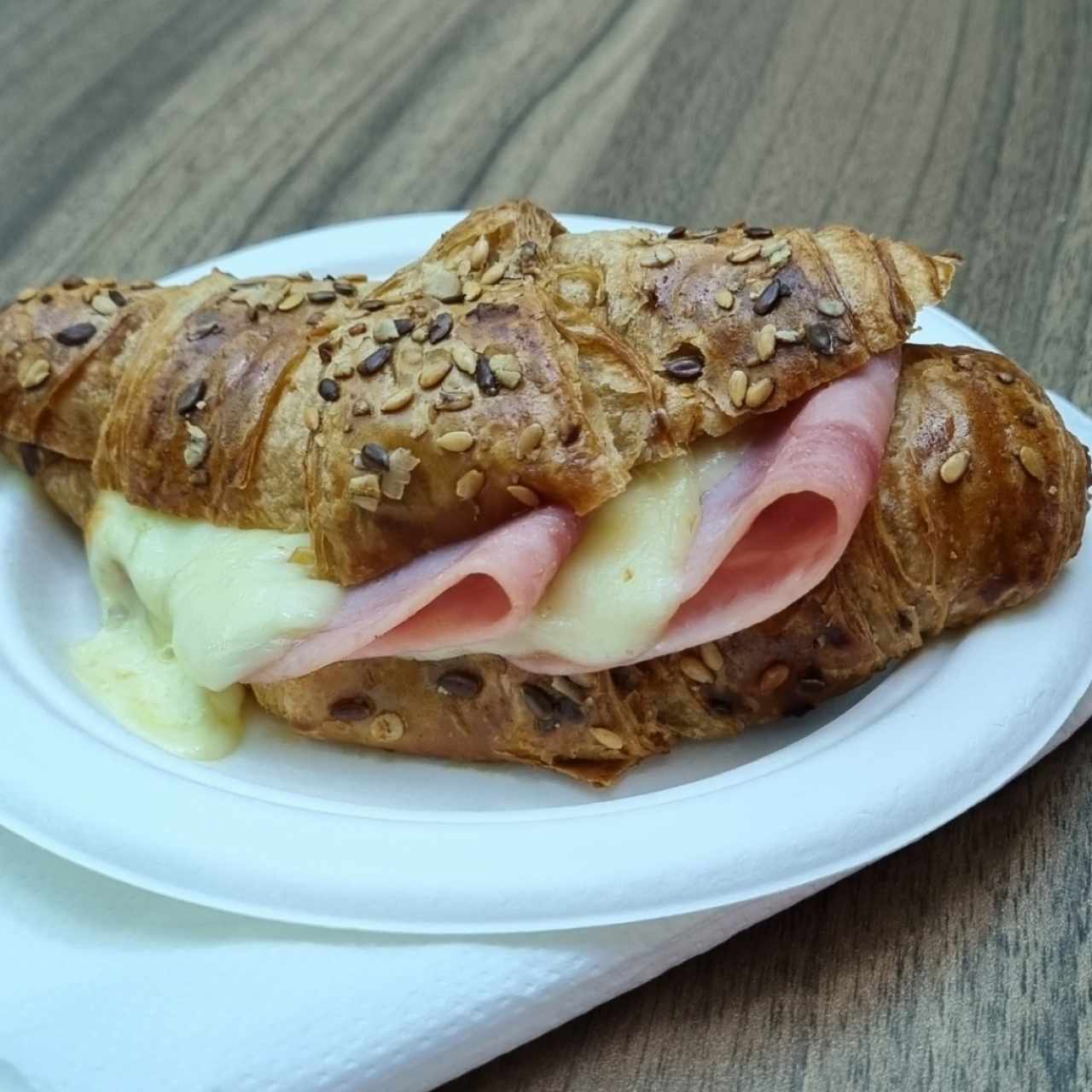 croissant queso mozarela y jamón 