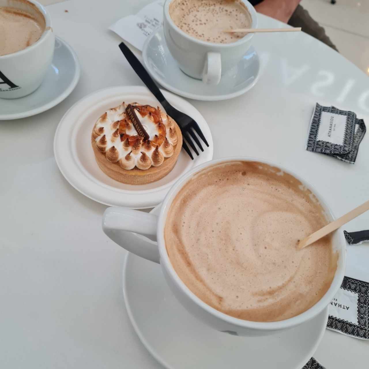 capuchino y tartaleta de maracuya