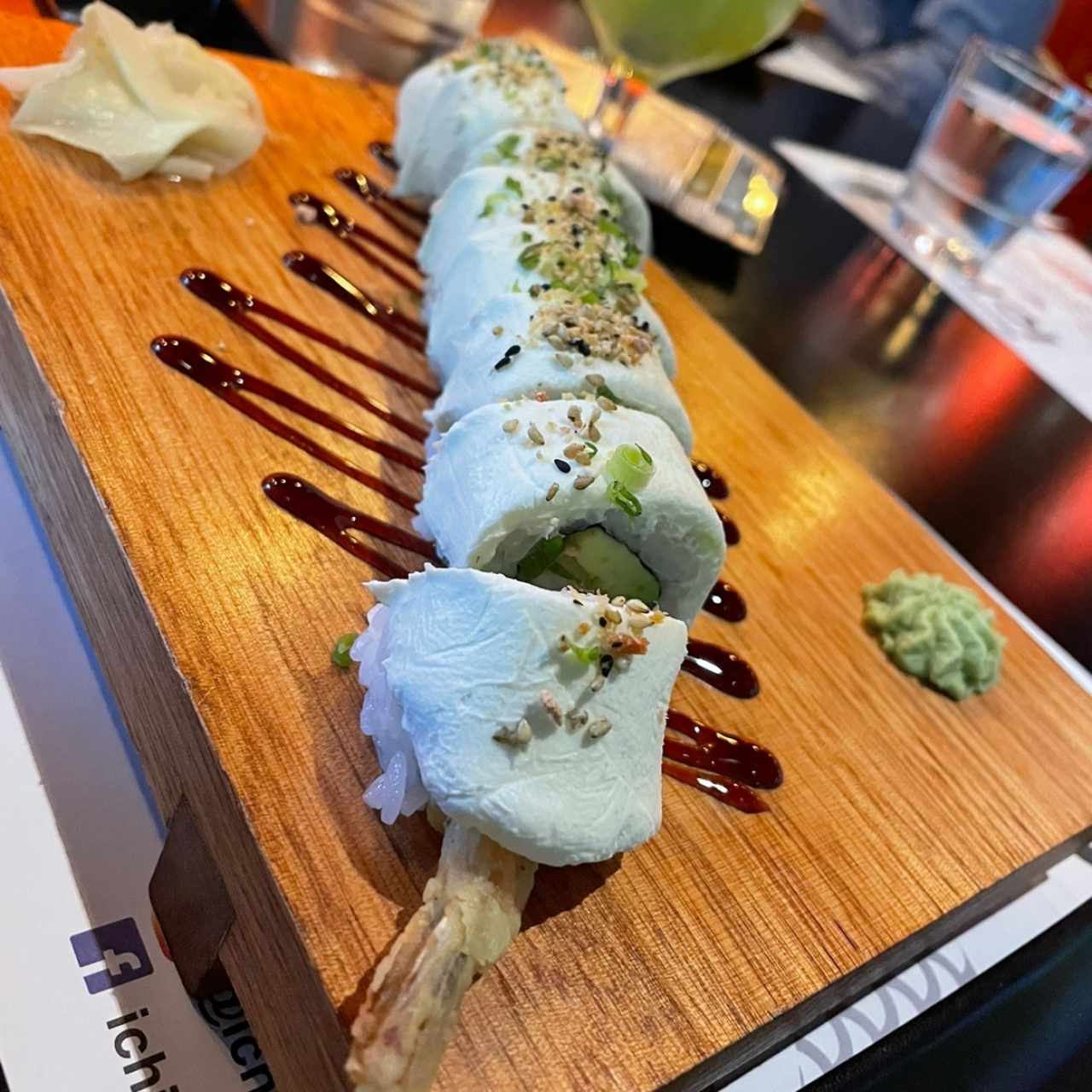 Sushi de camaron, queso crema, aguacate y cebollina