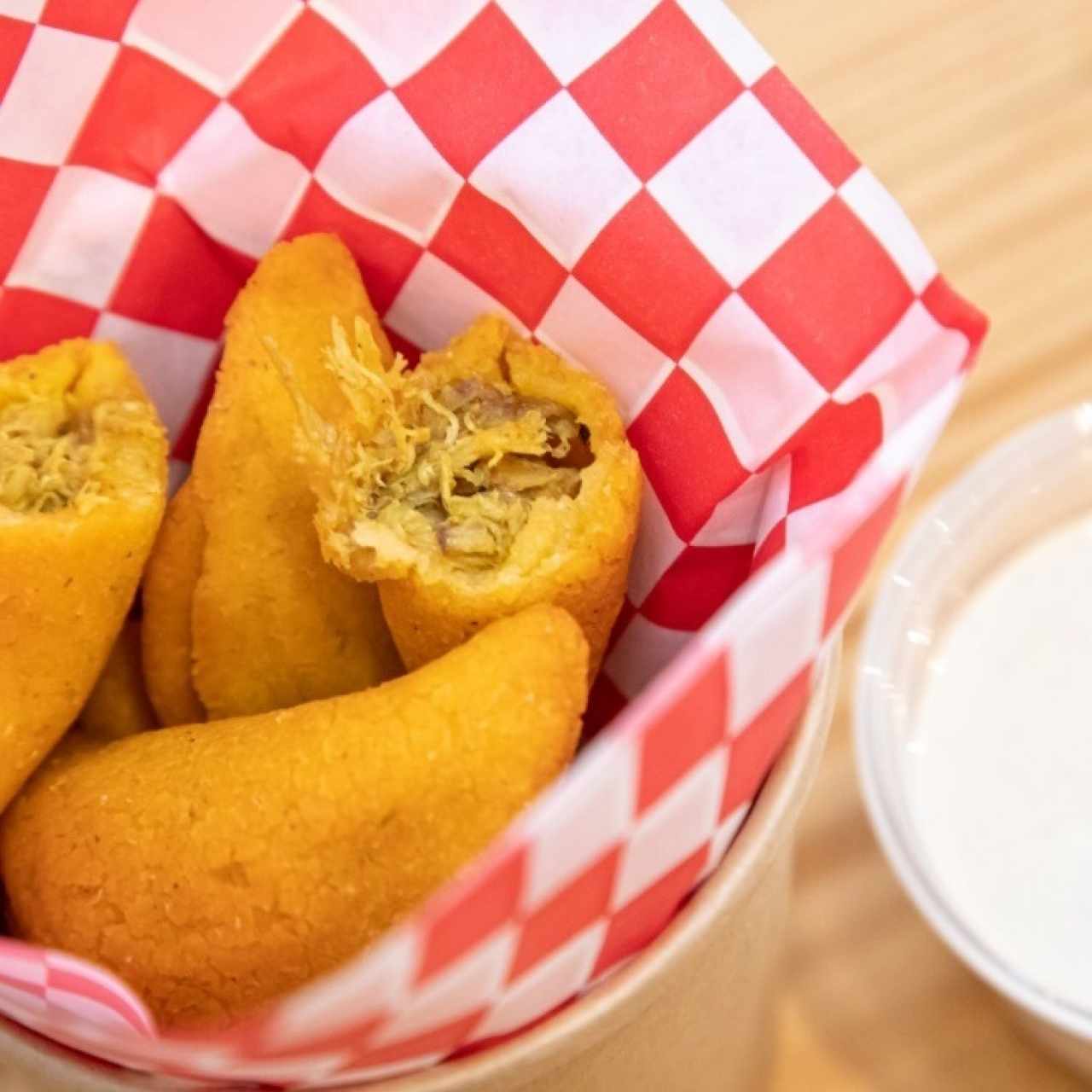 empanadas de shawarma con salsa Tajini