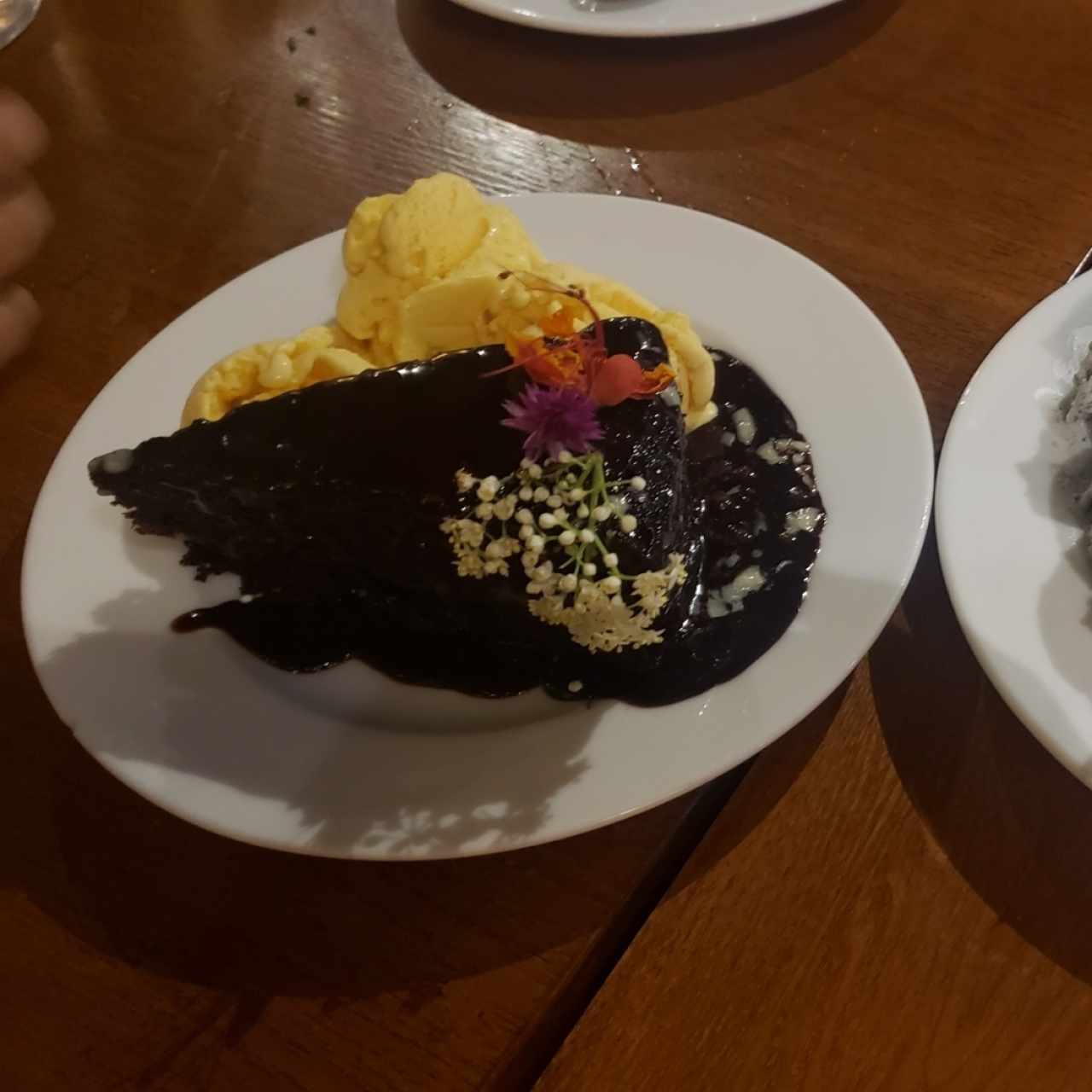 Dulce de chocolate con helado de mango