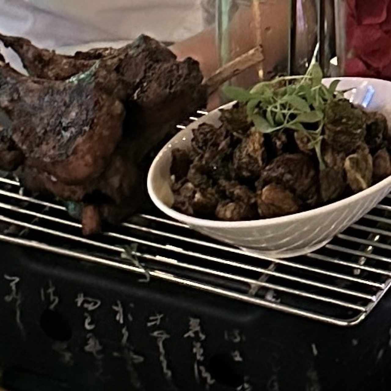 Chuletas de cordero con coles de bruselas.