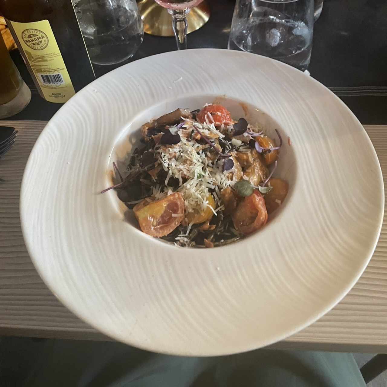 Pasta de tinta de calamar con hongos 