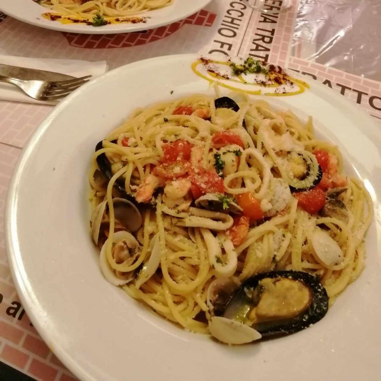 Spaguetti de mariscos al óleo y tomates cherry.... Ricoooo