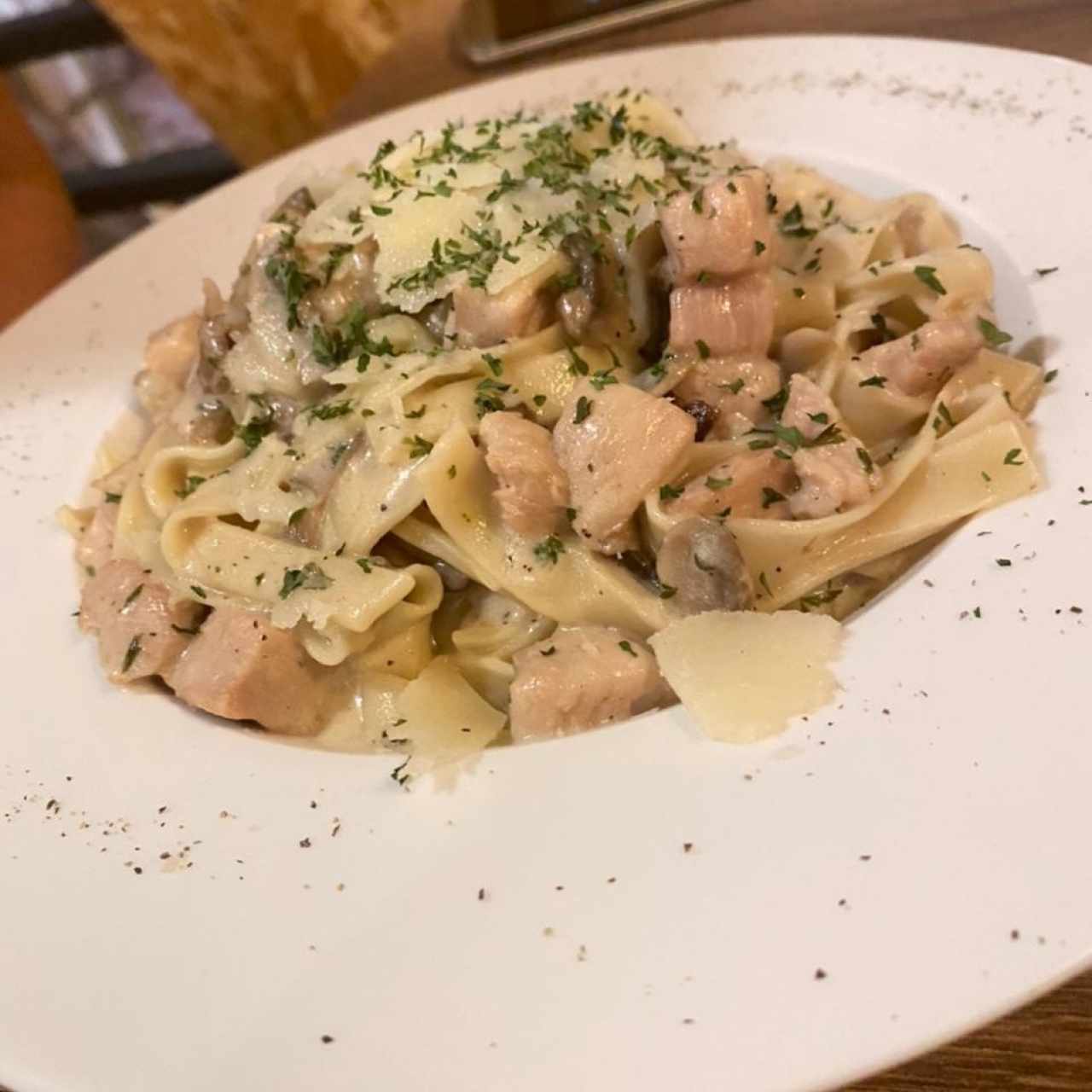 Fettuccine Pollo y Hongos