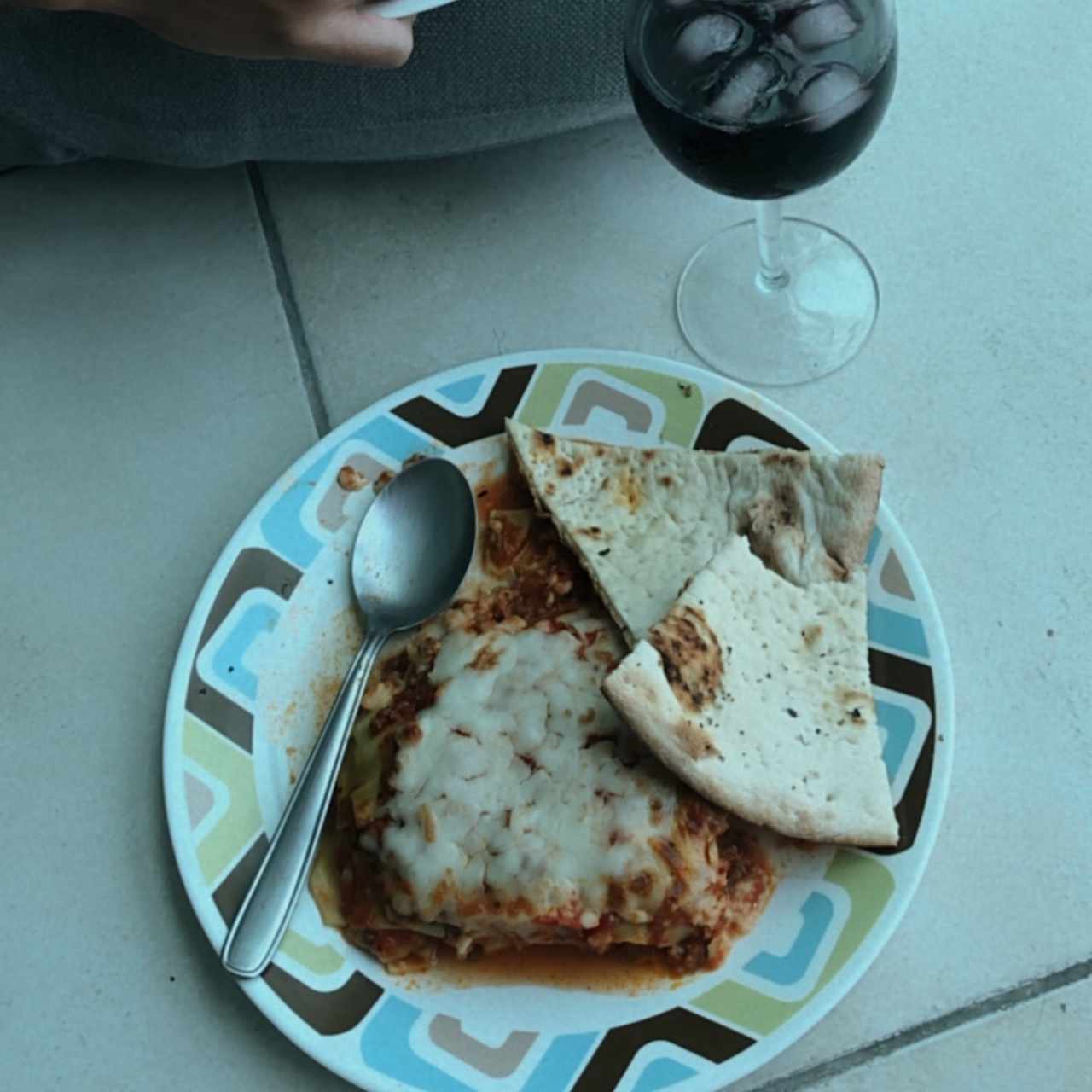 Lasagña de carne a domicilio, buena porcion, trae panes ❤️