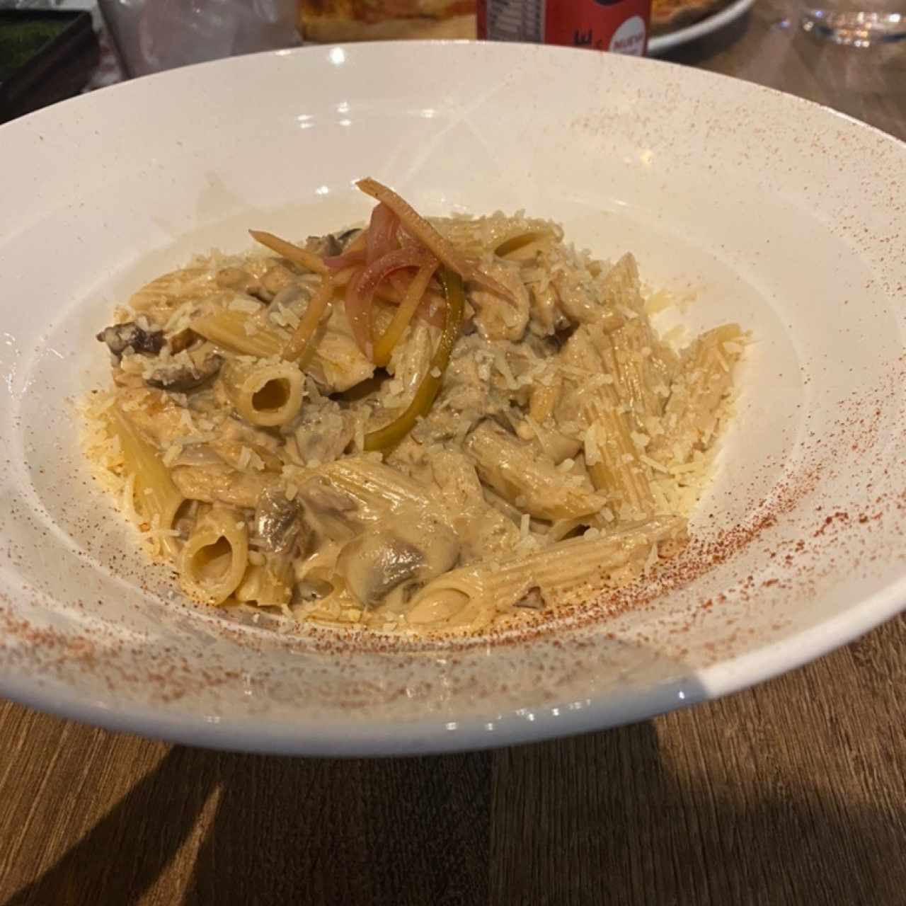 Pasta con crema, pollo y hongos