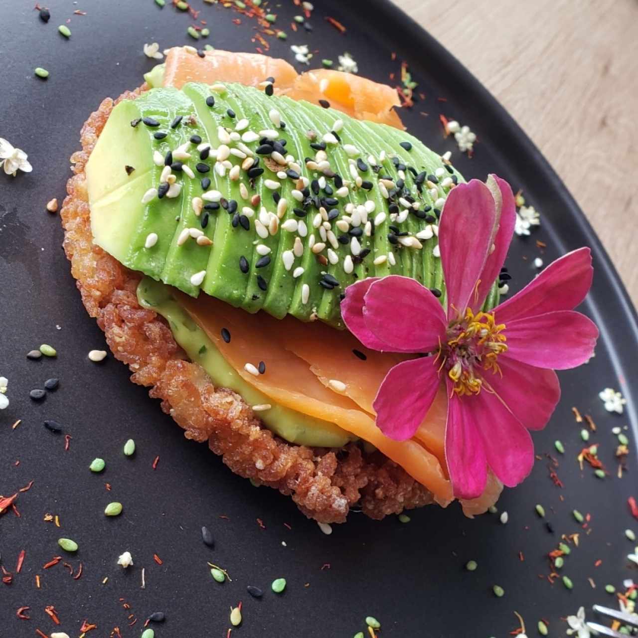 Crunchy Avocado Salmón 