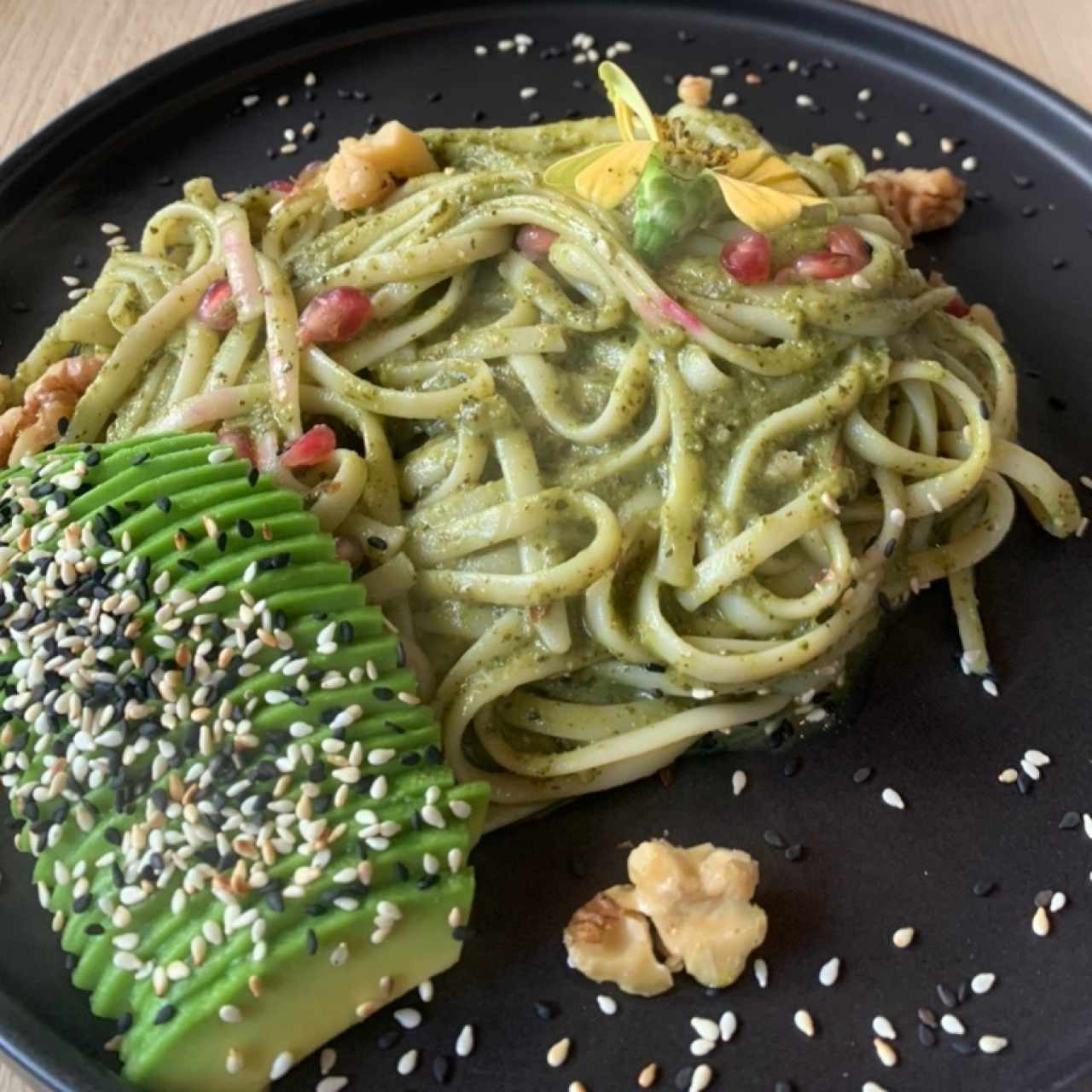 Linguinis pesto con avocado